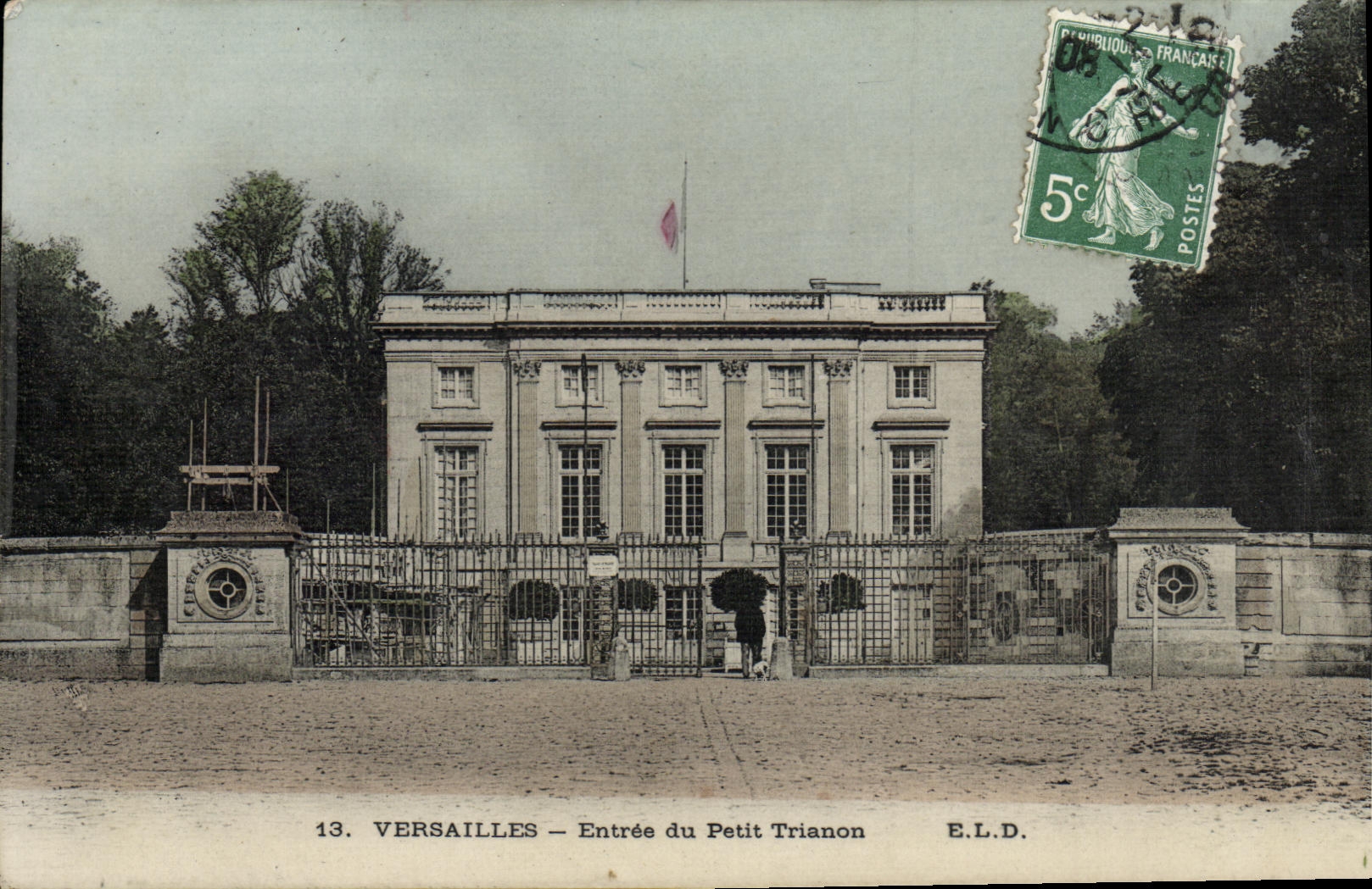 La POSTAL Versalles de la VENDIMIA entro de pequeno Trianon