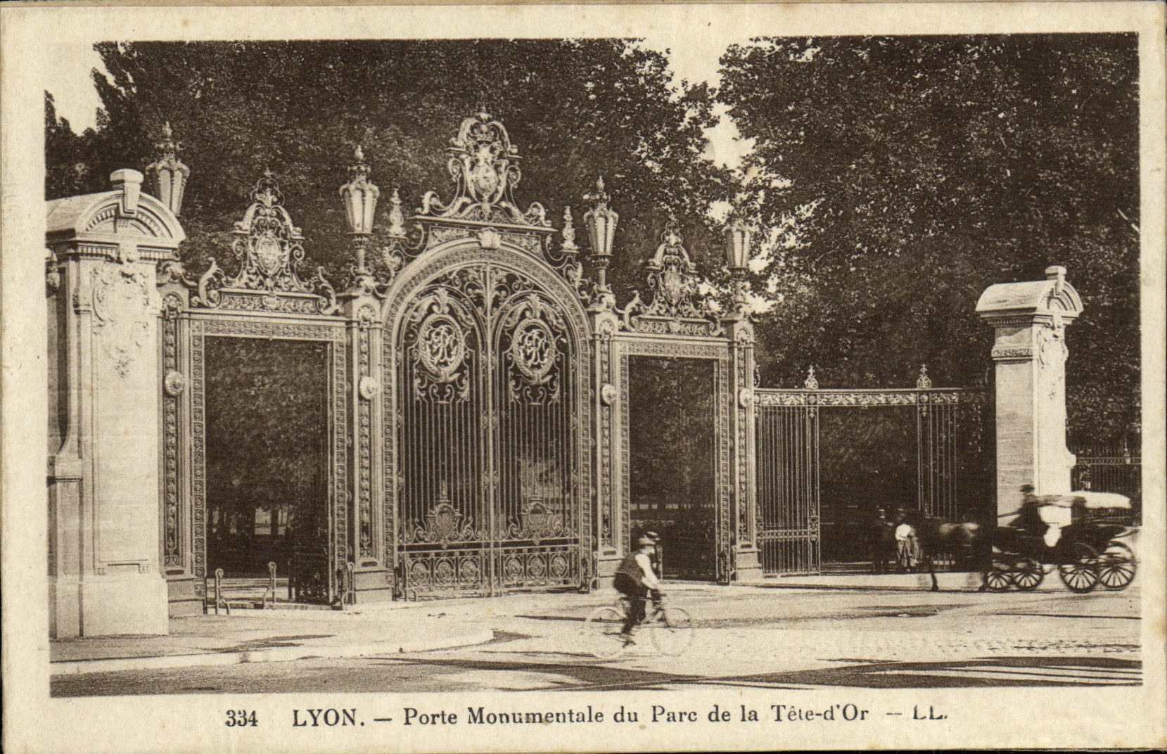VINTAGE POSTCARD Lyon Carries Monumental of the Park of the Head D Or