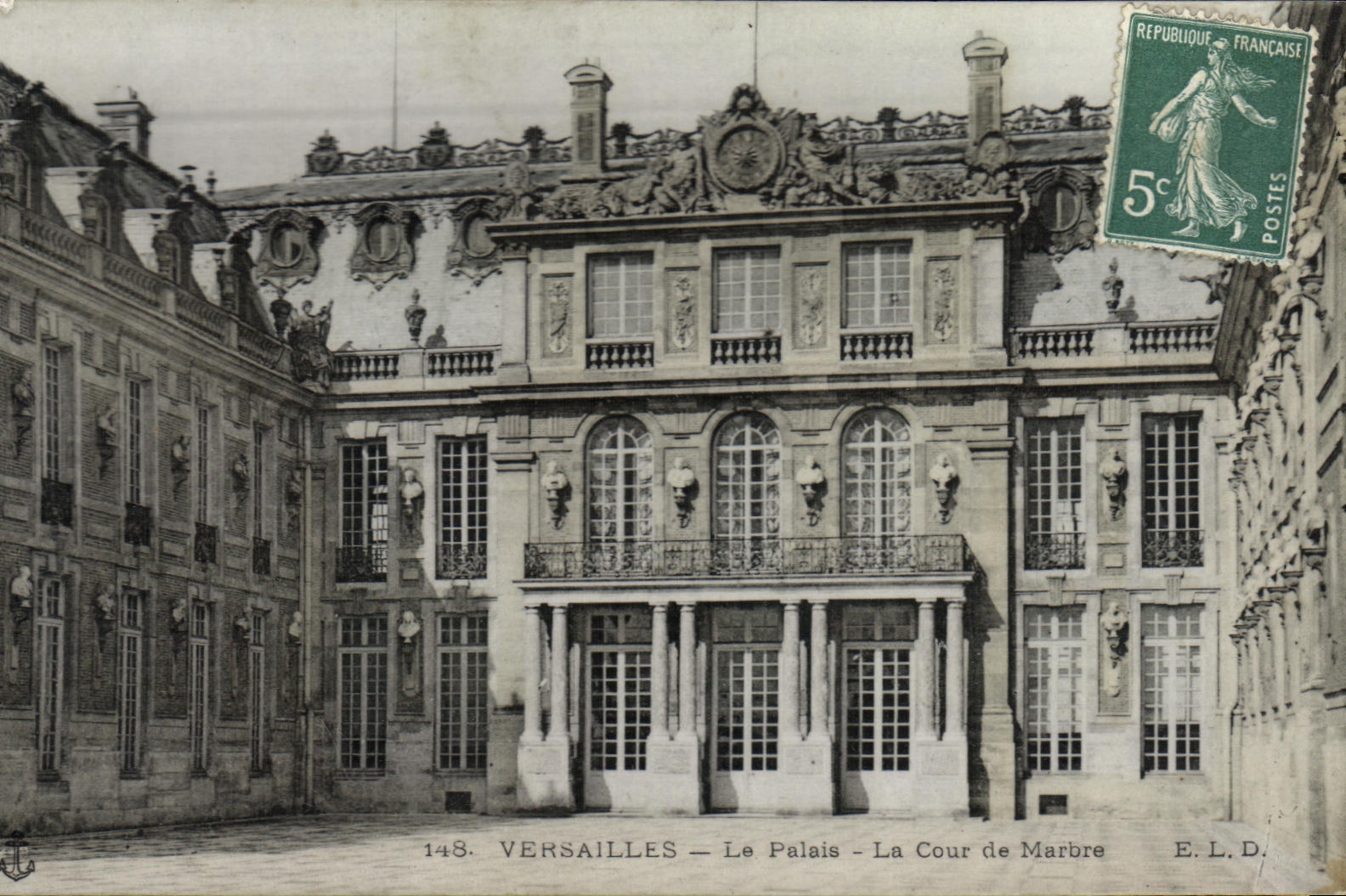 CPA Versailles Le Palais La Cour de Marbre