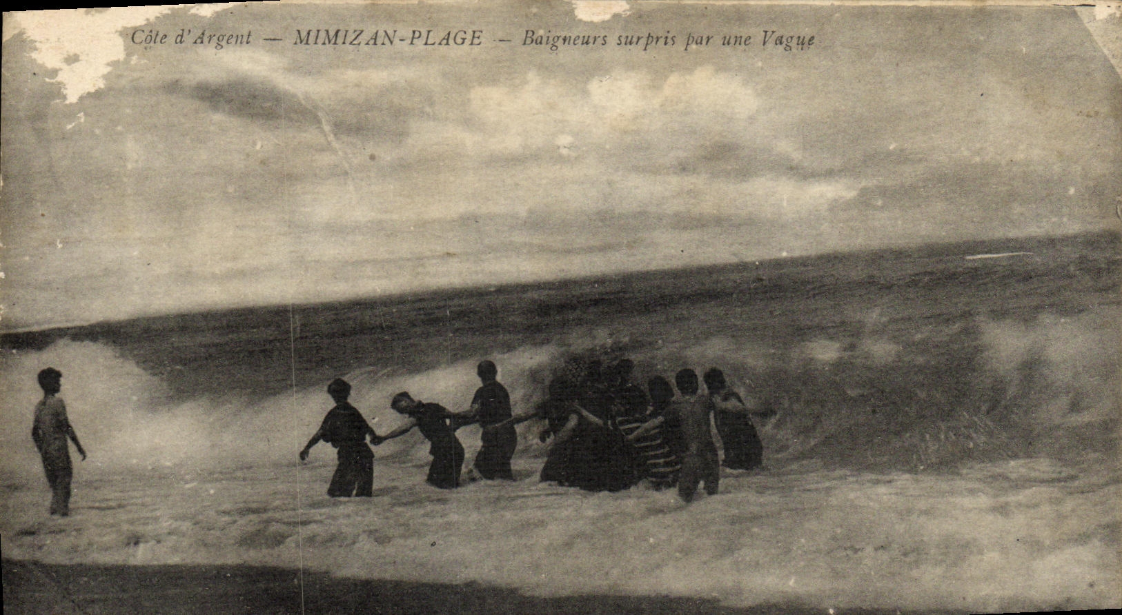 CPA Mimizan Plage Baigneurs surprise par une Vague