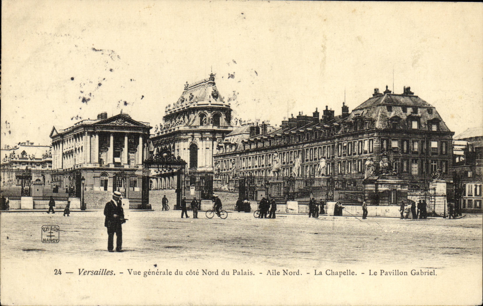 CPA Versailles Vue generale du cote Nord du Palais Aile Nord la chapelle Le pavillon Gabriel