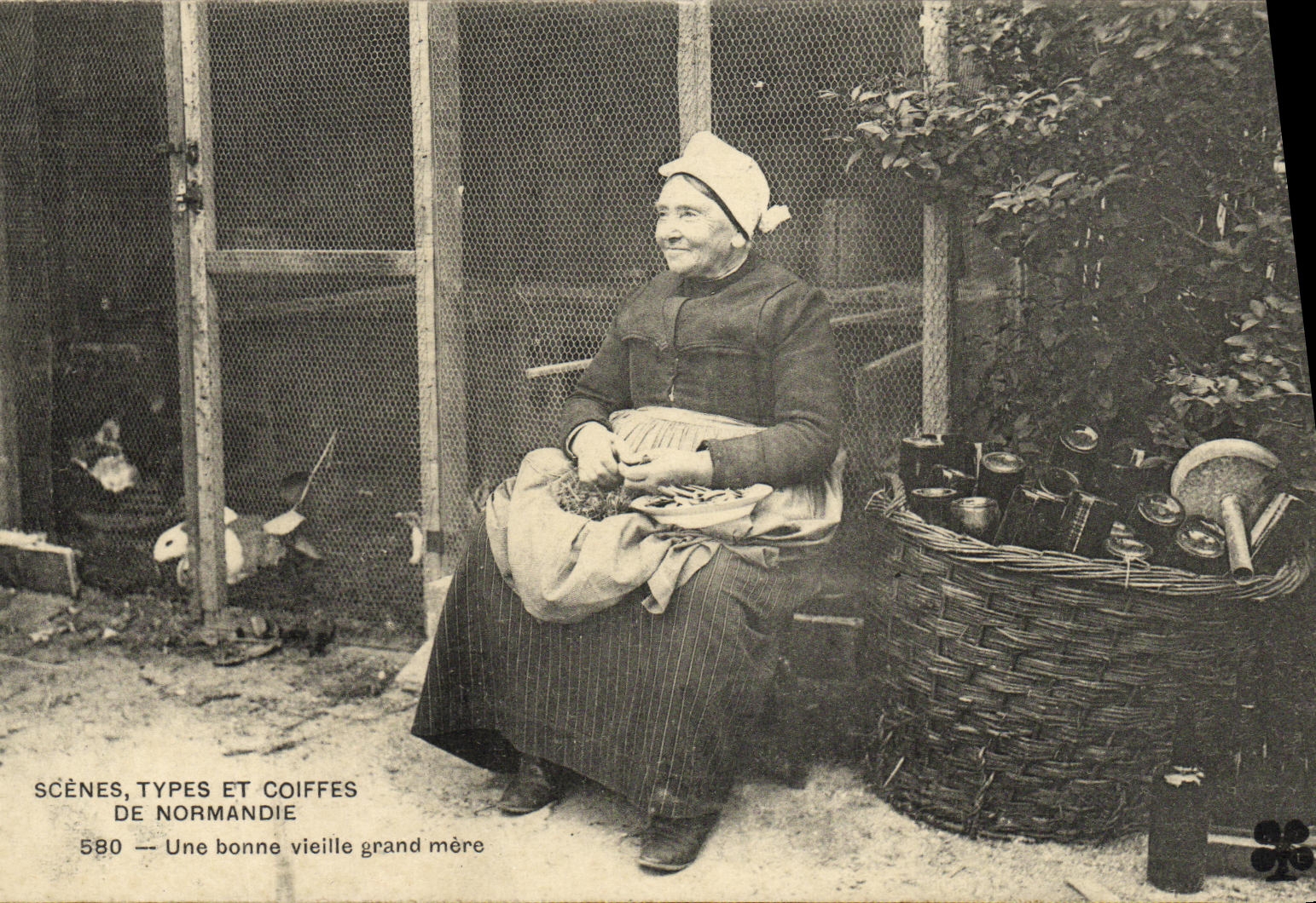 CPA Scenes Types et Coiffes de Normande Une bonne vieille grand mere Folklore TOP