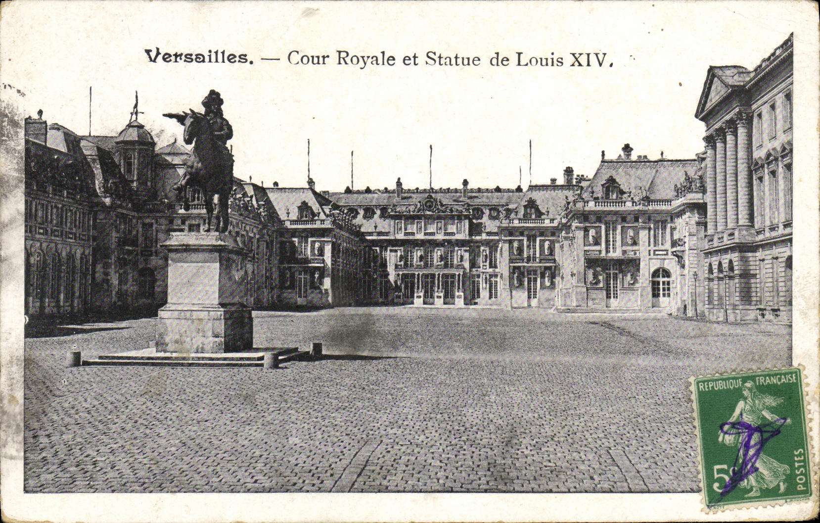 CPA Versailles Cour Royale et Statue de Louis XIV