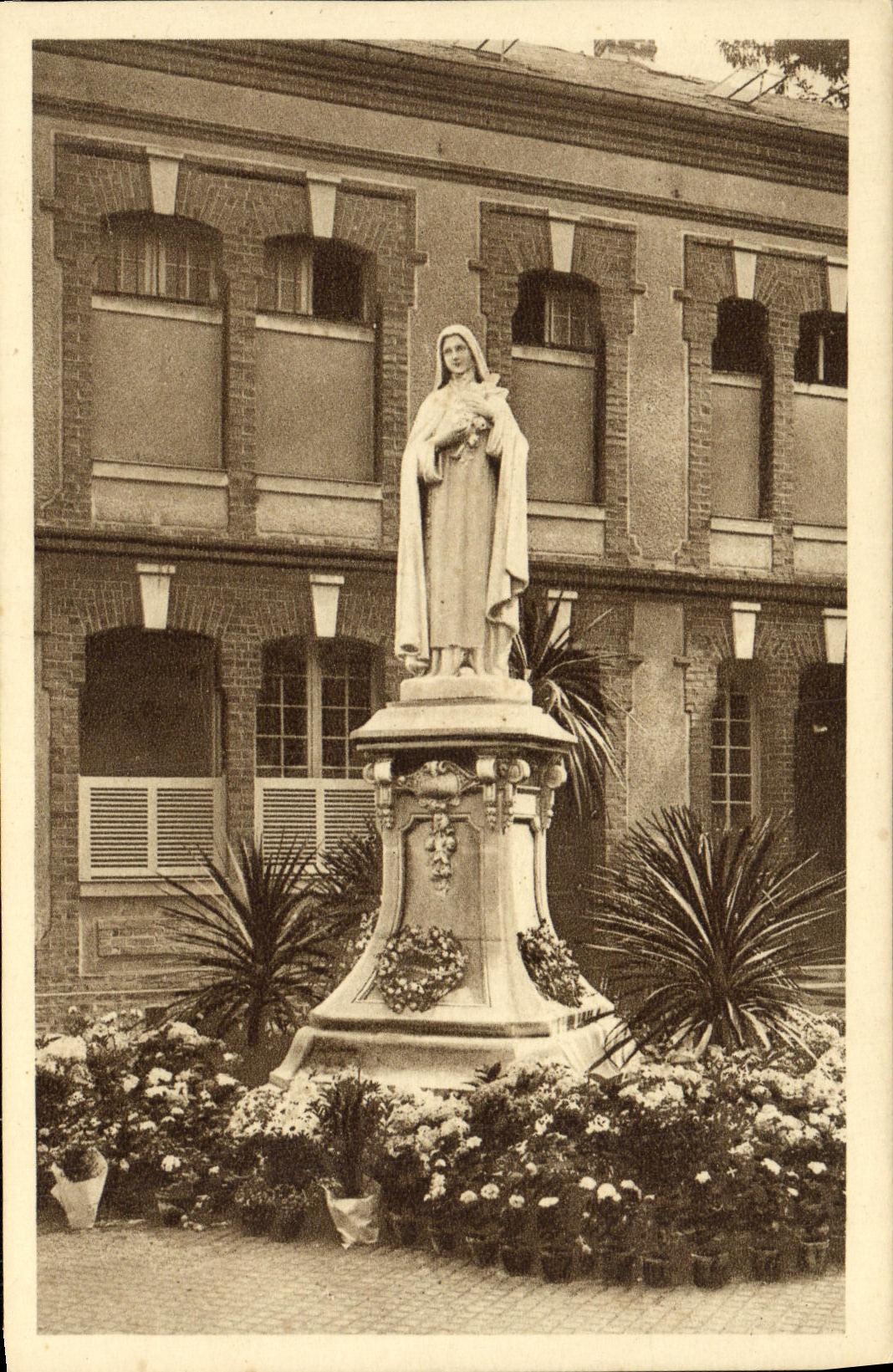 CPA La Statue de Sainte Therese de l Enfant Jesus dans la cour d entree du Carmel de Lisieux