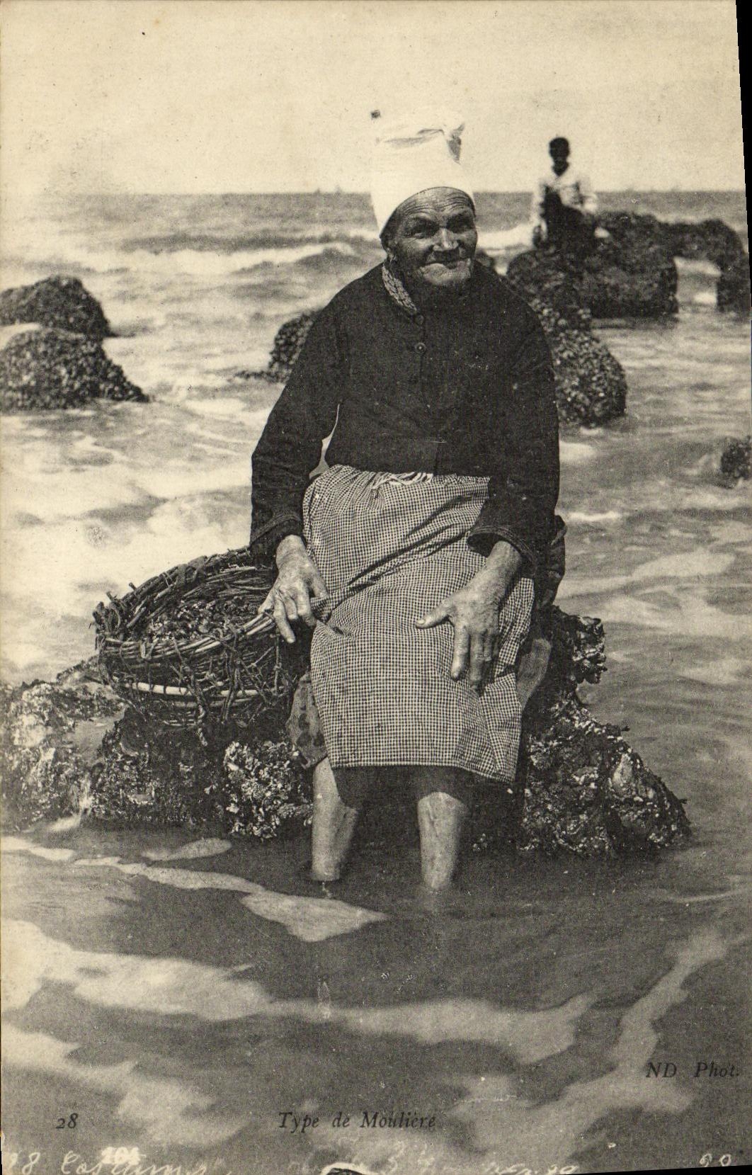 VINTAGE POSTCARD Standard of mouliere Woman Folklore Trade