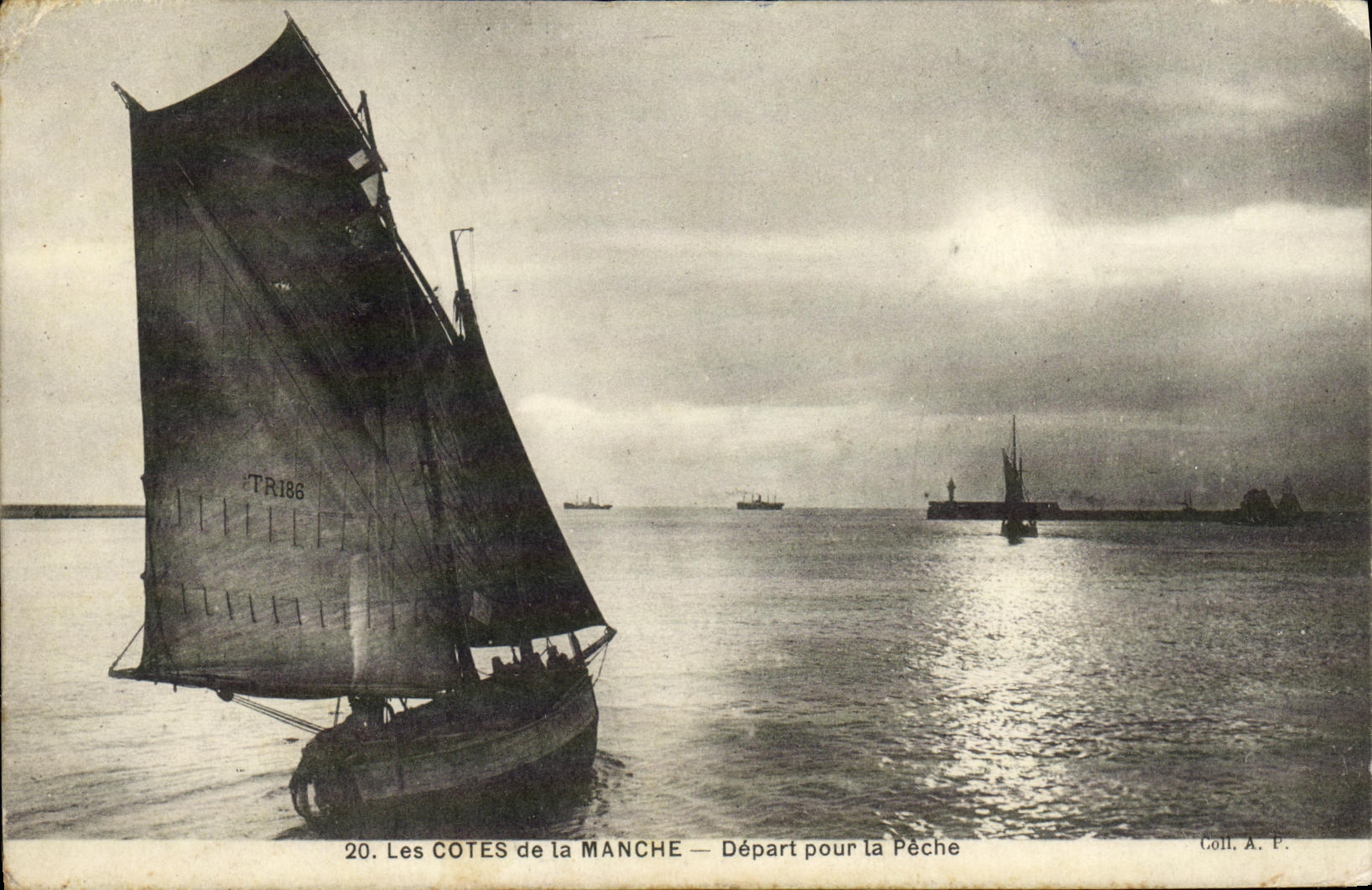 CPA Les Cotes de la Manche Depart pour la Peche Bateau 