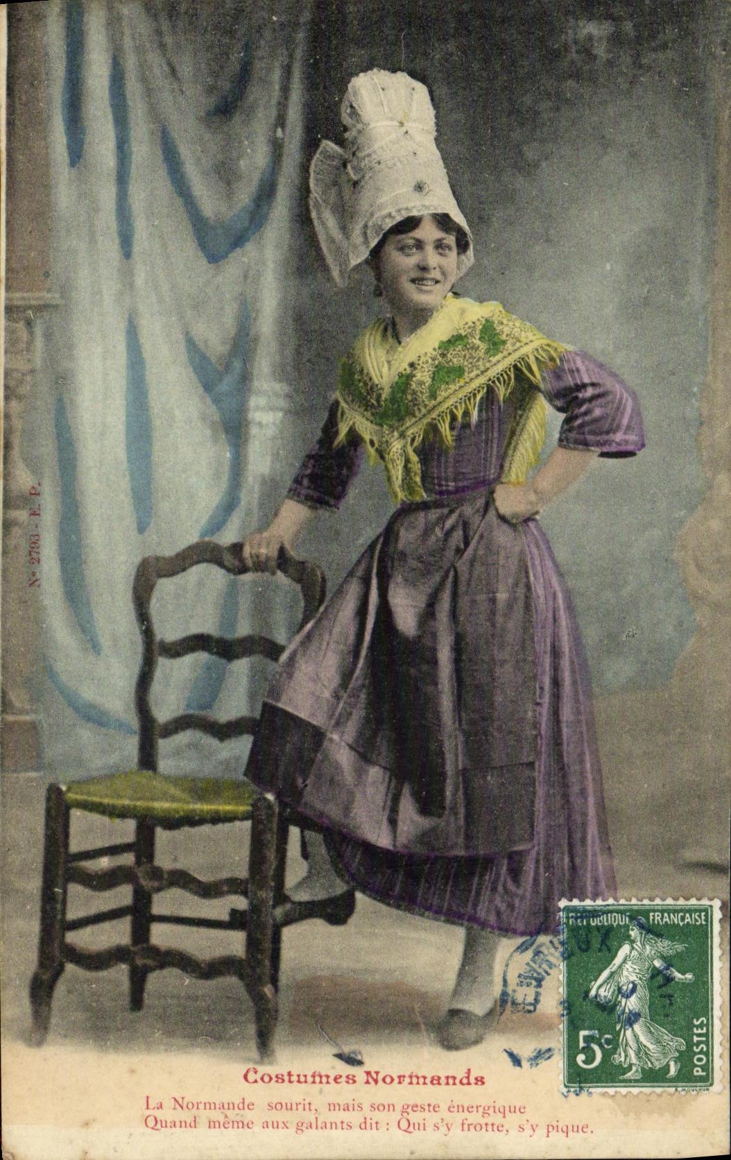 CPA Costumes Normands Femme Folklore 