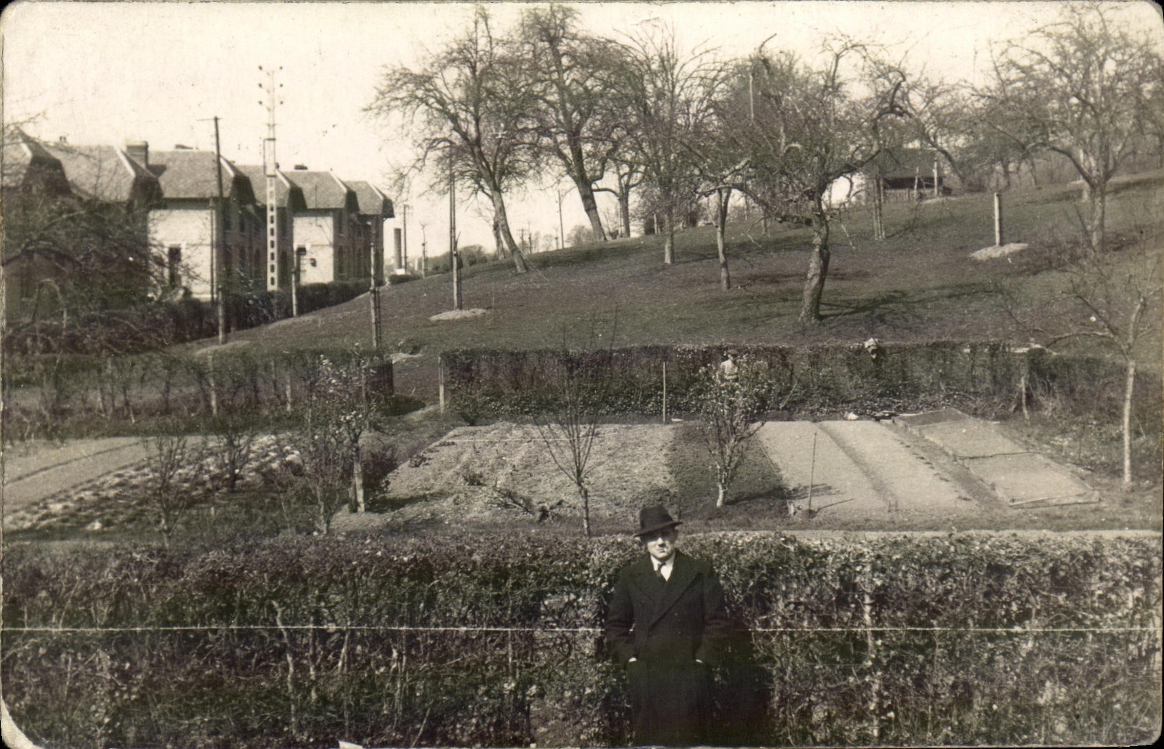 CARTE PHOTO Homme devant un champ