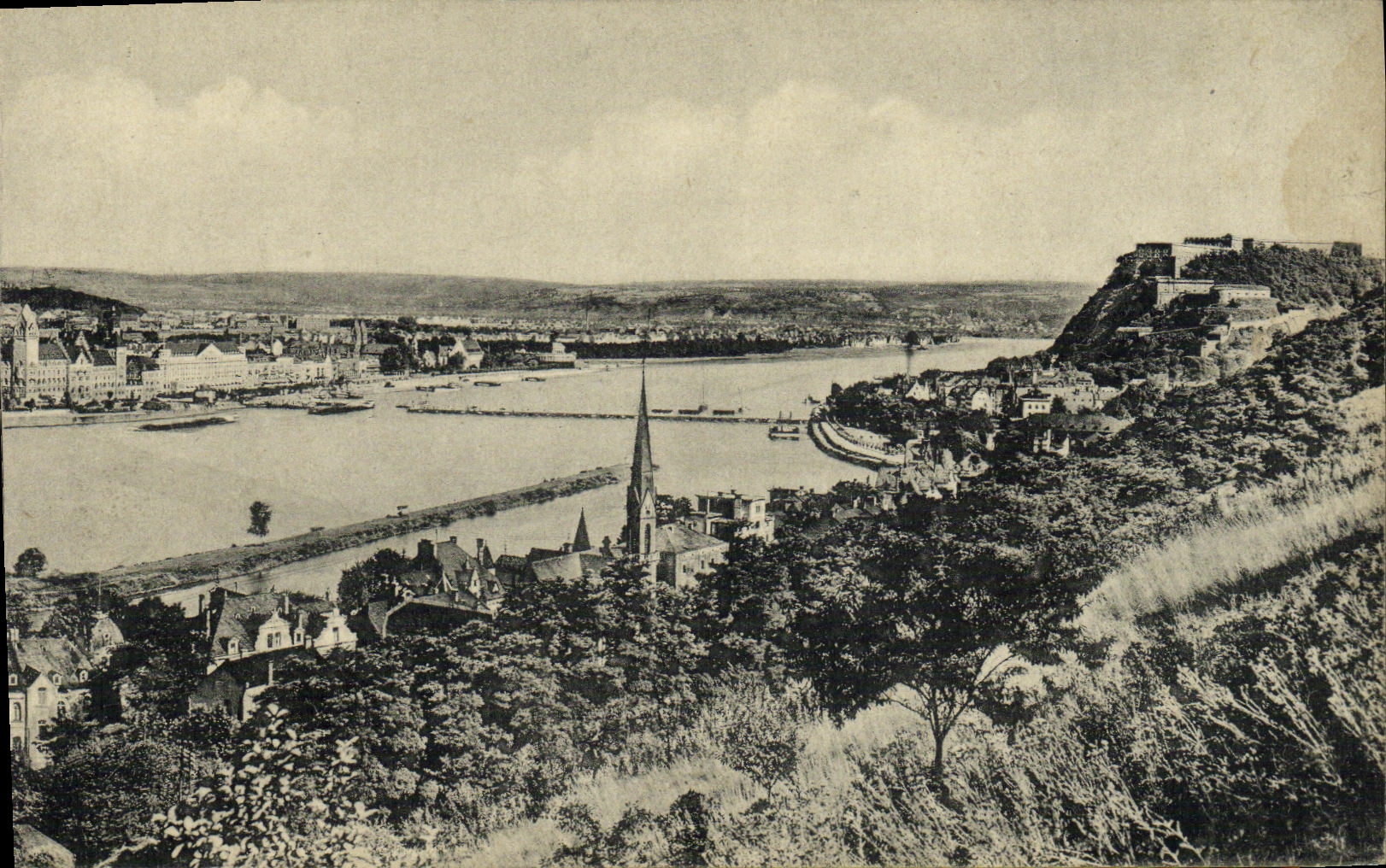 VINTAGE POSTCARD Petit city has hillside