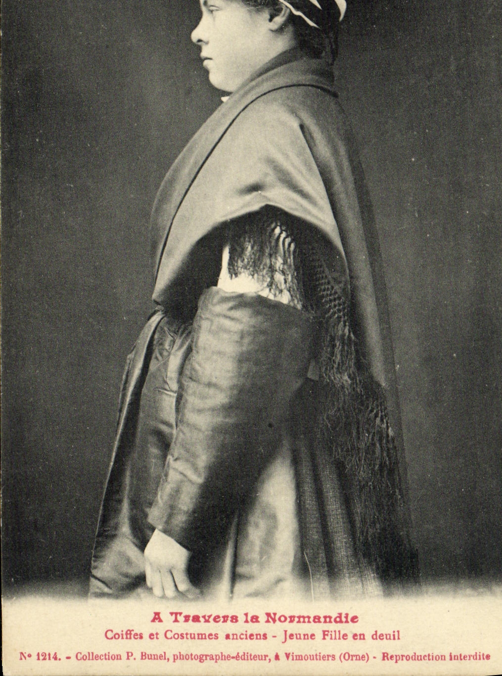 CPA A Travers la Normande Coiffes et Costumes anciens Jeune Fille en deuil Folklore