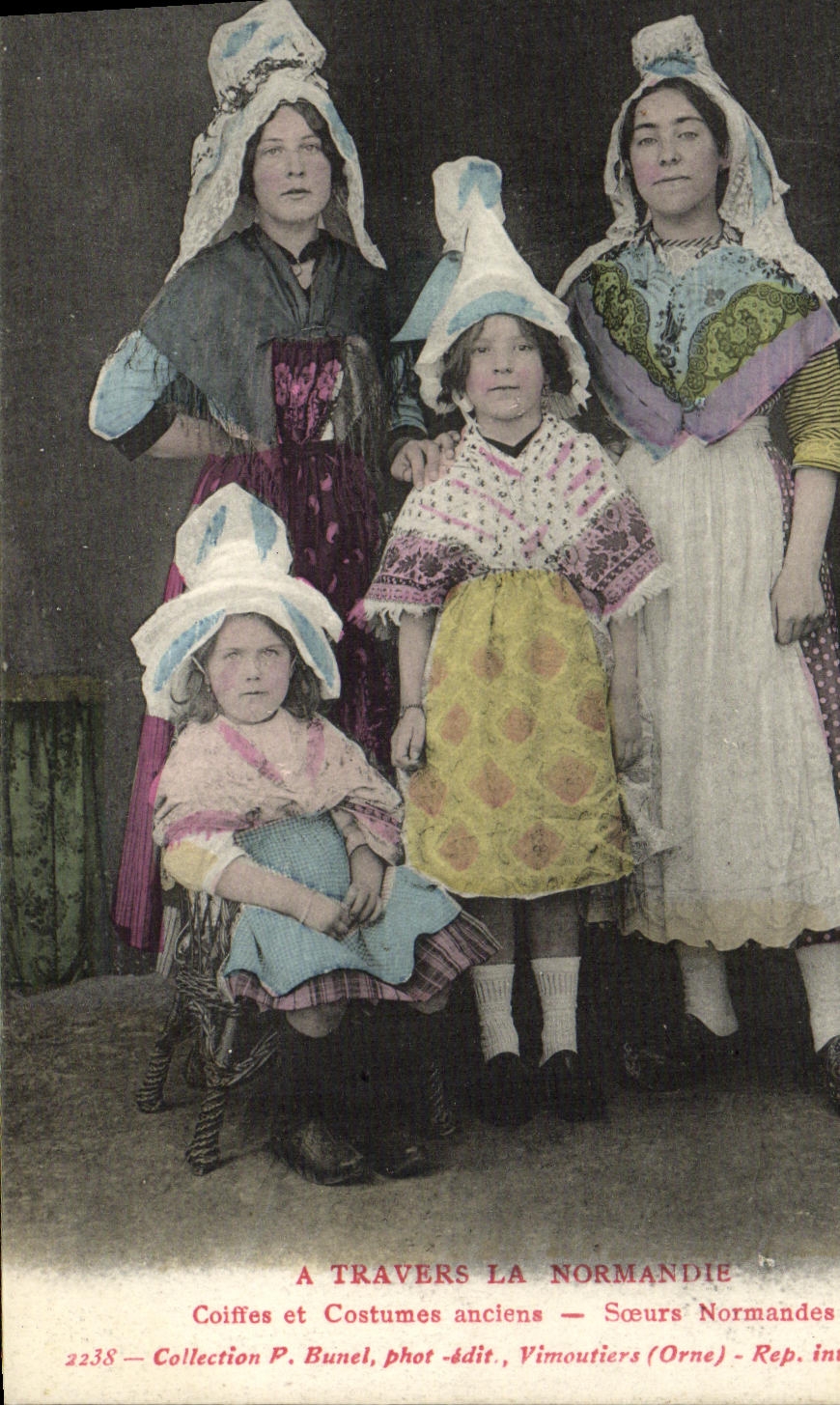 CPA A Travers la Normande Coiffes et Costumes Soeurs Normandes 