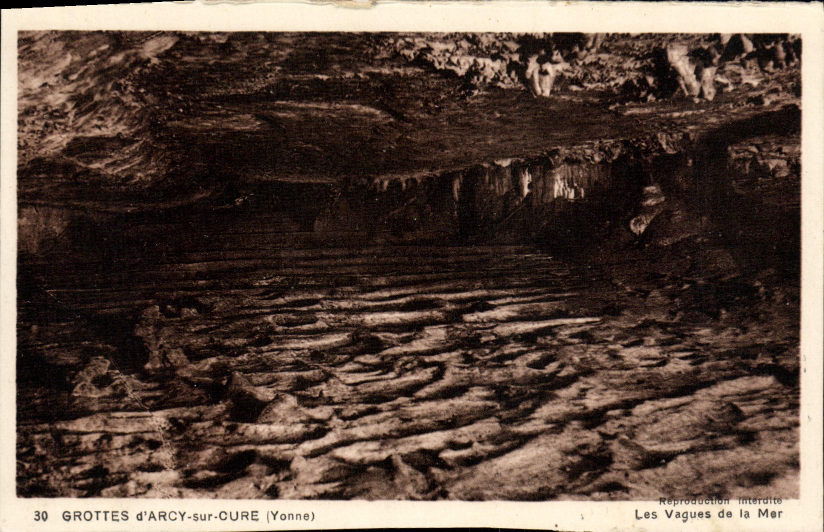 CPA Grottes d Arcy sur Curne Les Vagues de la Mer