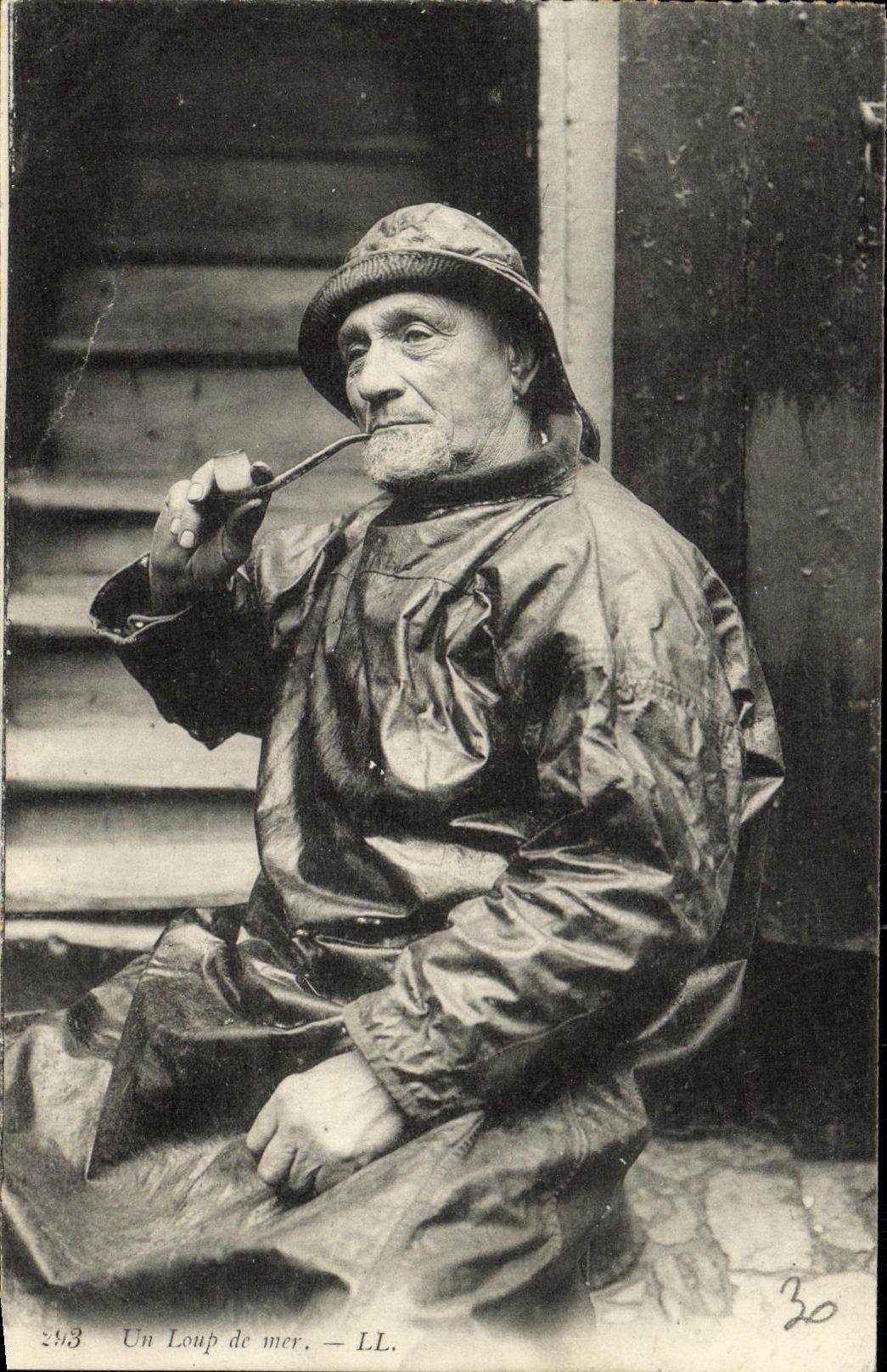 VINTAGE POSTCARD an Old seaman