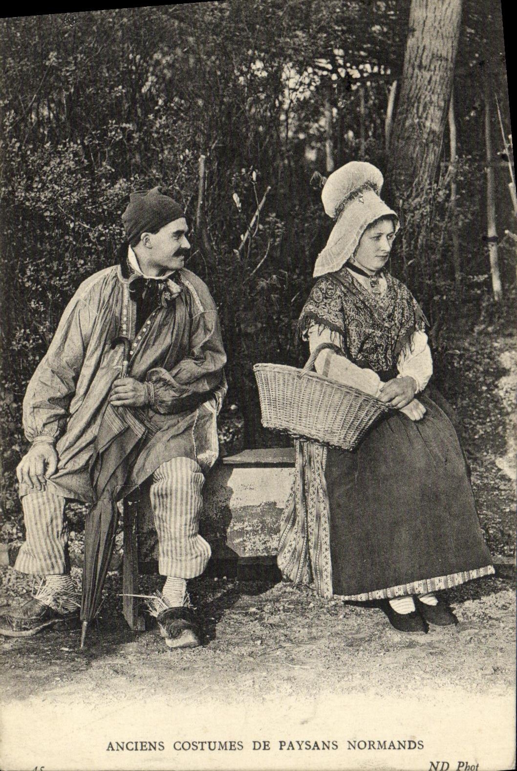 CPA Anciens Costumes de Paysans Normands Folklore