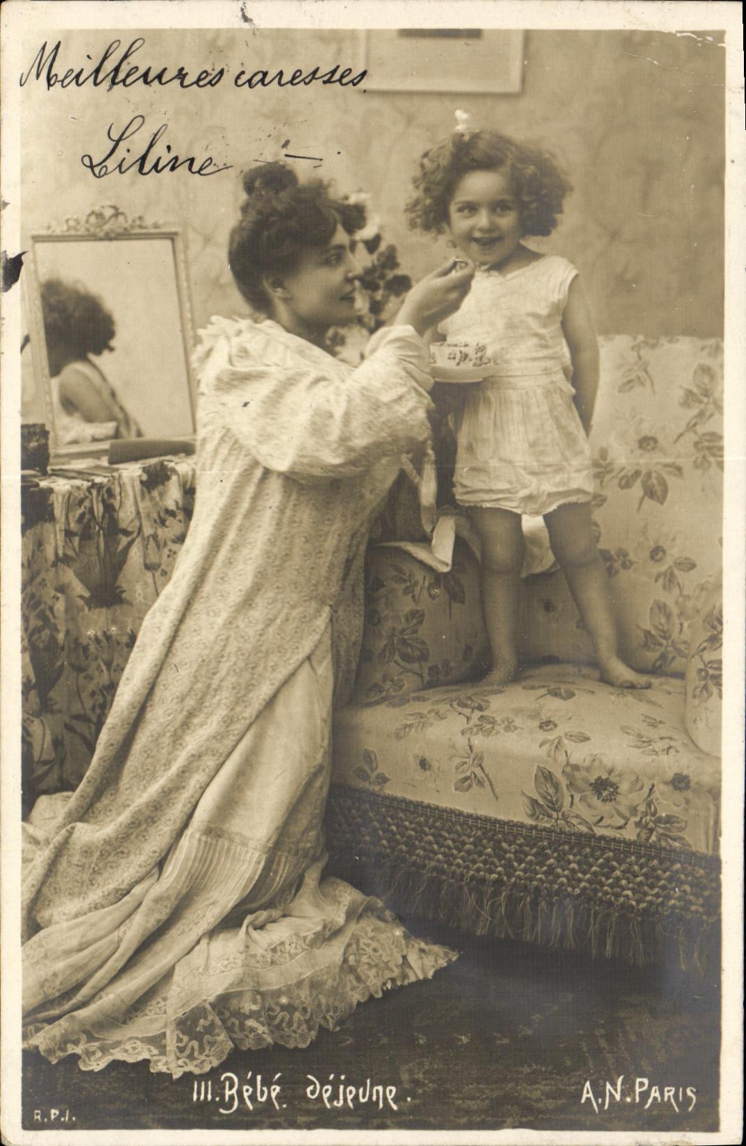 CPA Fantaisie Femme Un bebe dejaune 