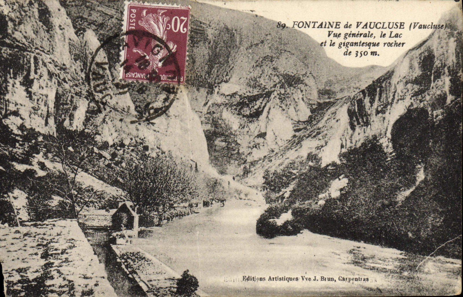 Fuente de la POSTAL de la VENDIMIA de la opinion de Vaucluse el lago y la roca gigantesca