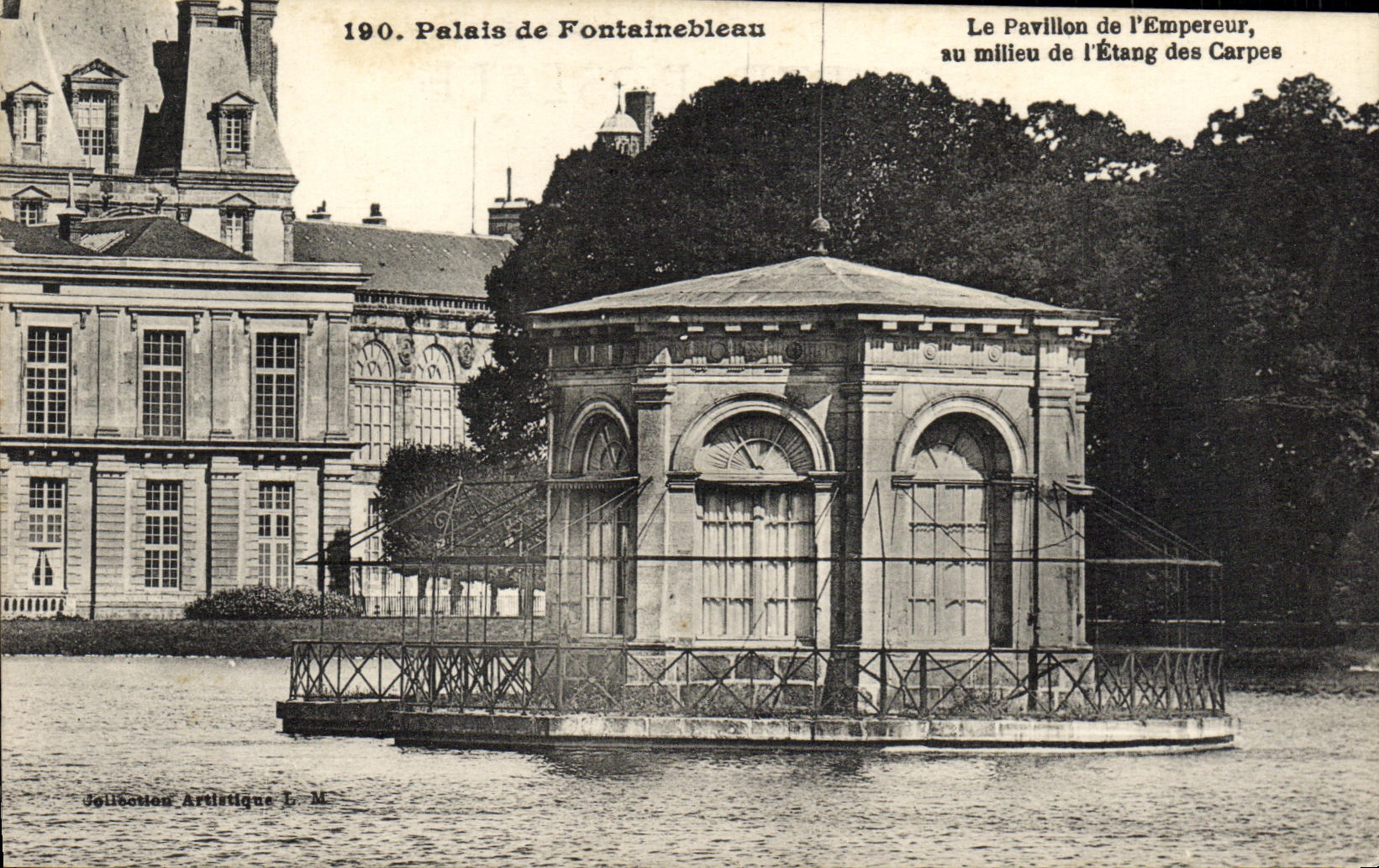 CPA Palais de Fontainebleau Le pavillon de l empereur au milieu de l etang des carpes