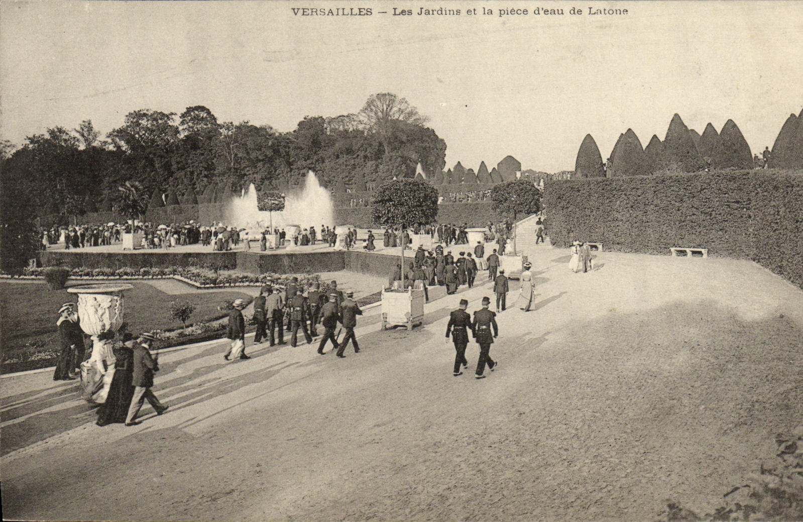 VINTAGE POSTCARD Versailles gardens and the Part D water of Latone