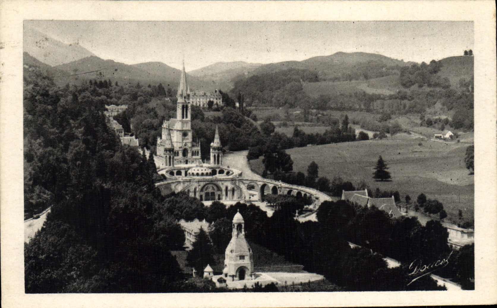 CPA Lourdes Basilique et Pic du Jer vus du chateau