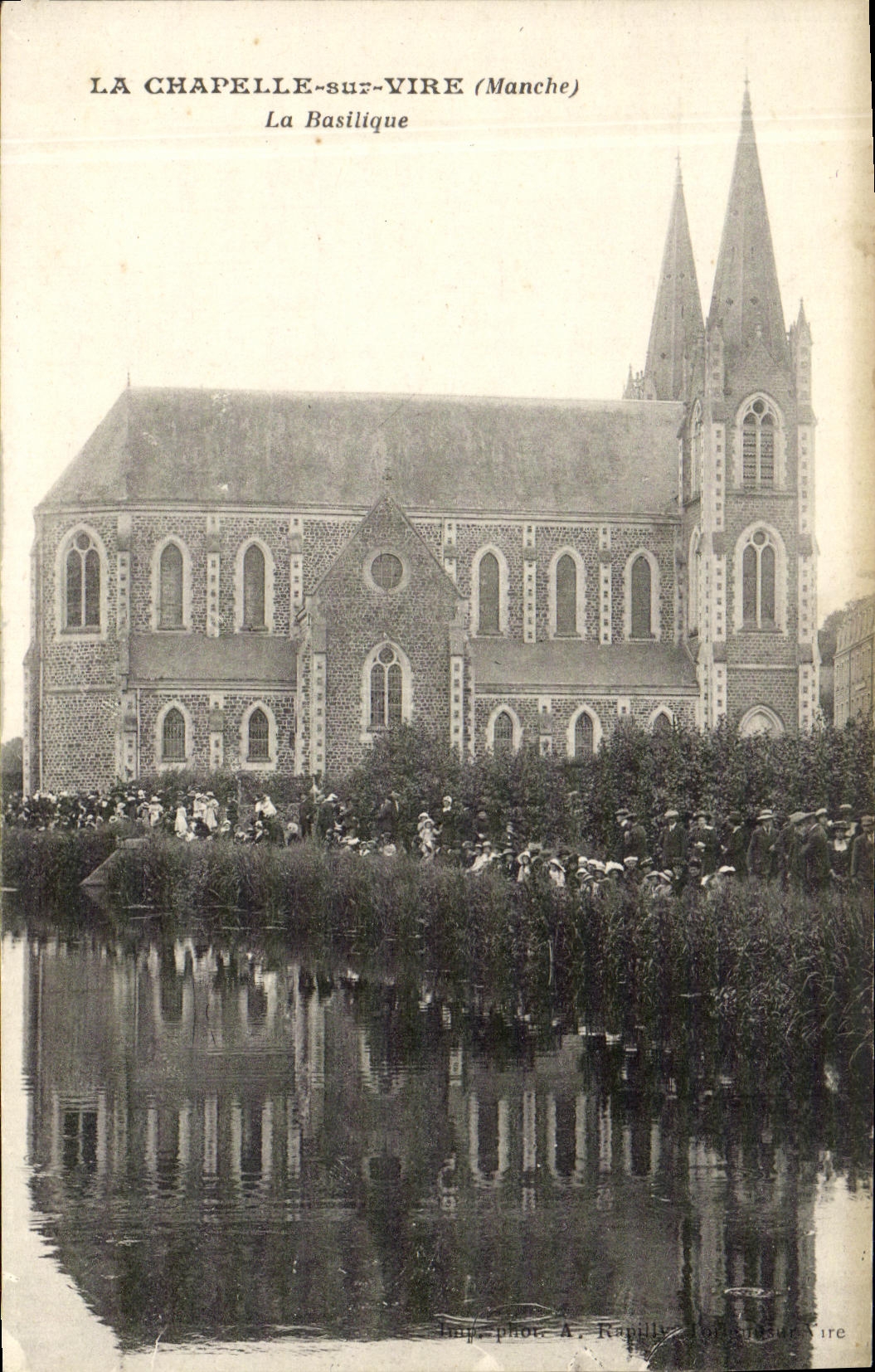 CPA La Chapelle sur Vire La Basilique animee 