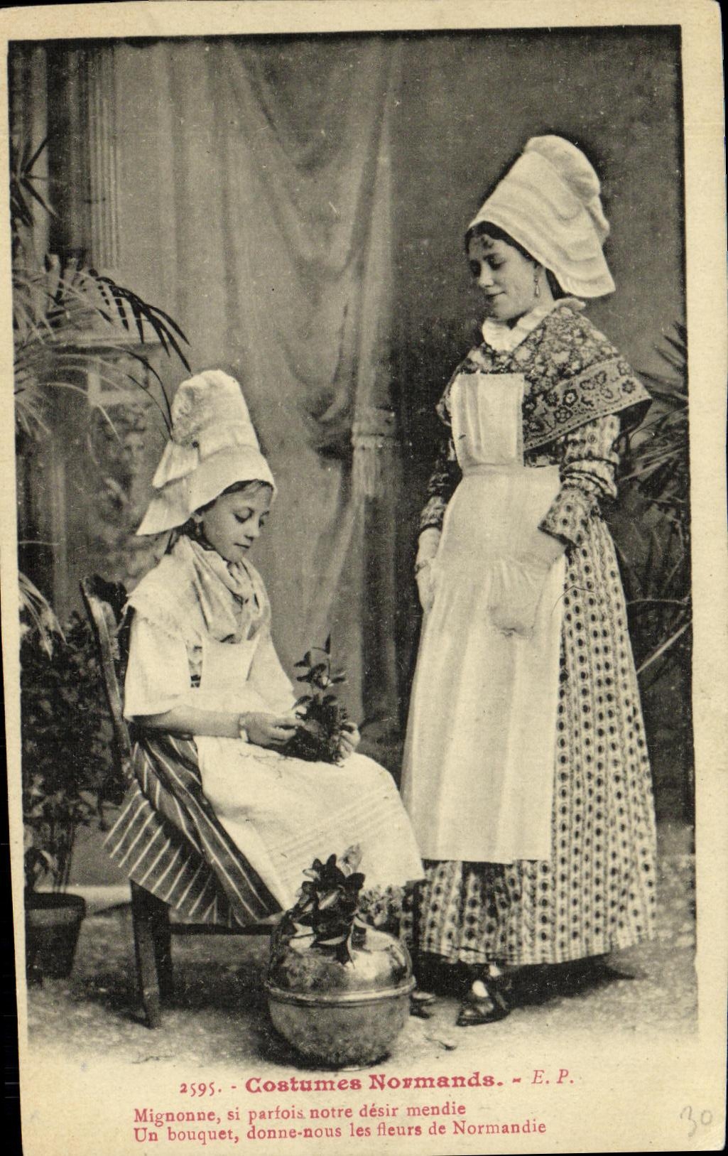 CPA Costumes Normands EFmmes Folklore 