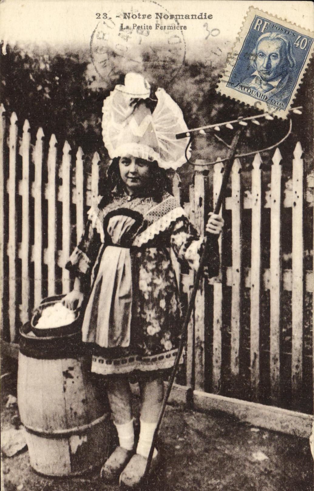 CPA Notre Normandie La petite Fermiere Enfant