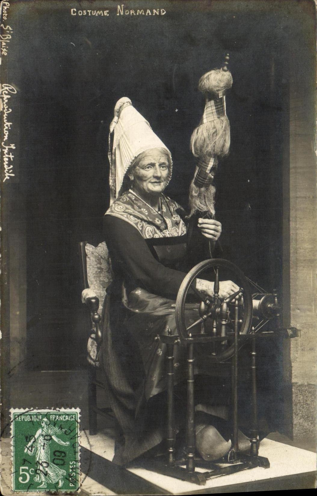 CPA Costume Normand Fileuse Folklore