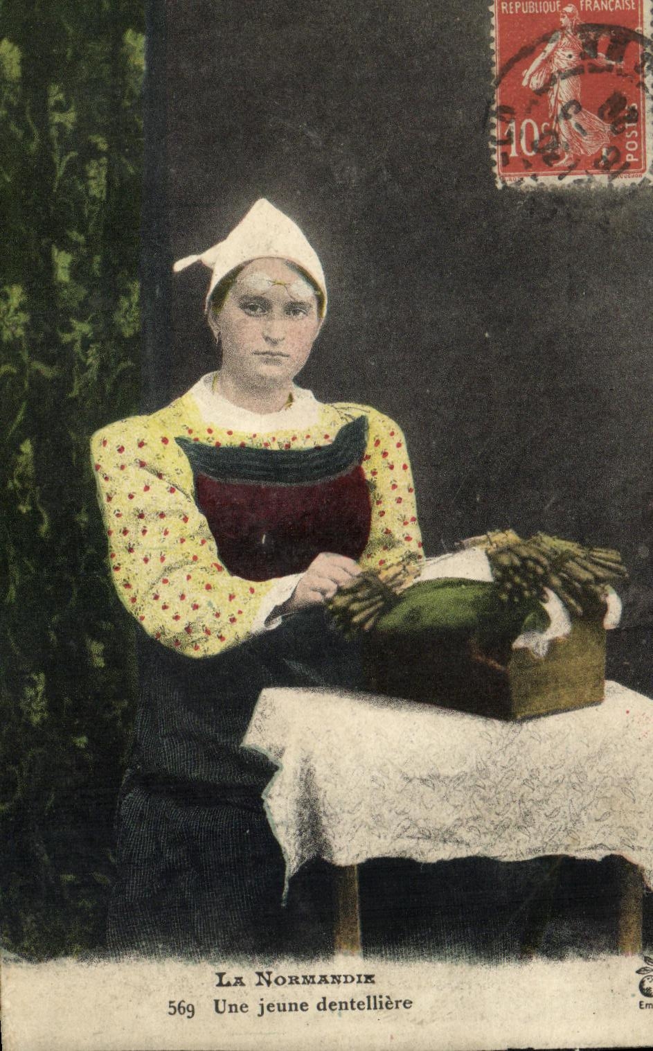 CPA La Normandie Un jeune dentelliere Folklore