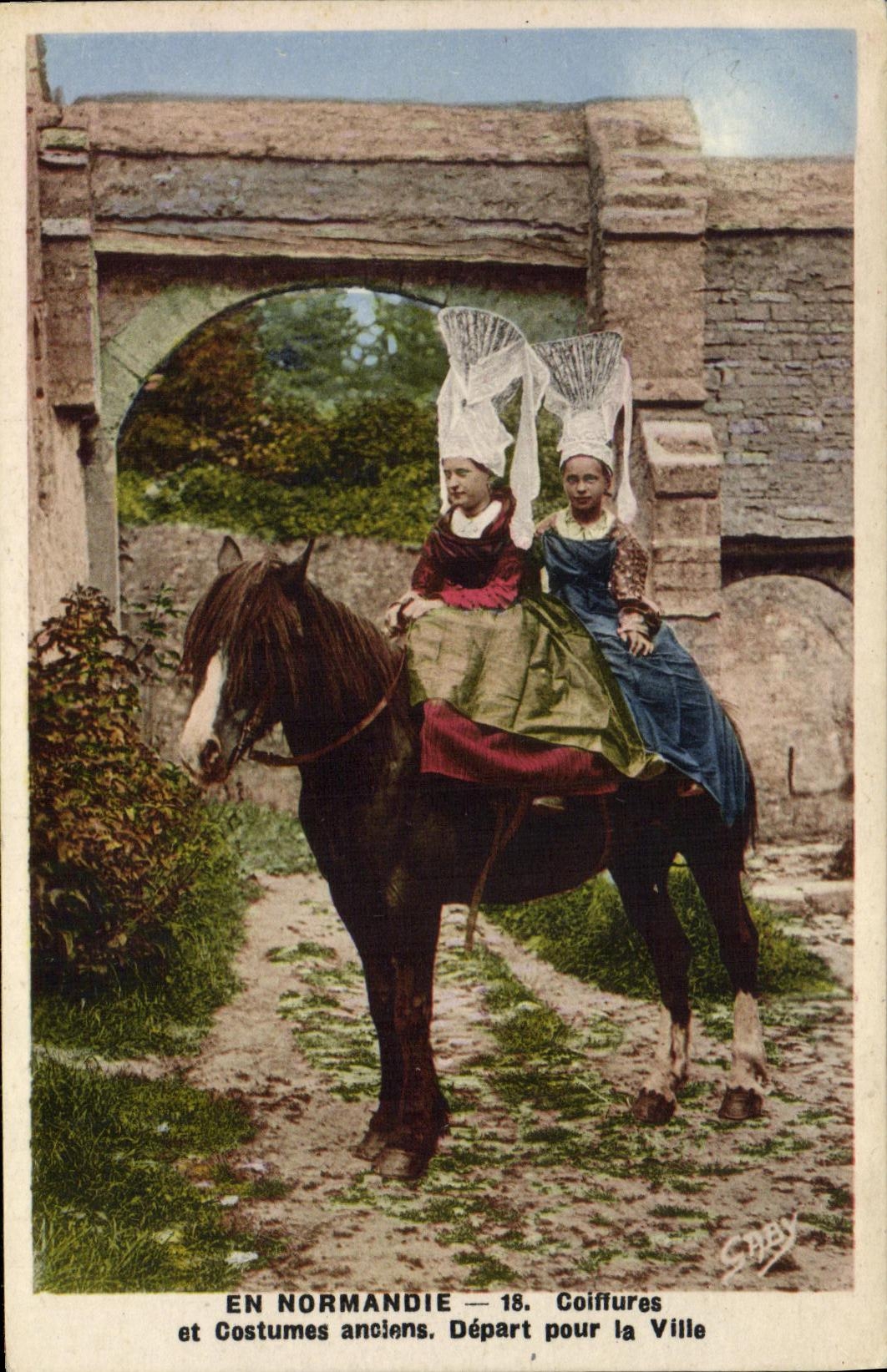 CPA En Normandie Coiffures et Costumes anoiens Depart pour la Ville Cheval