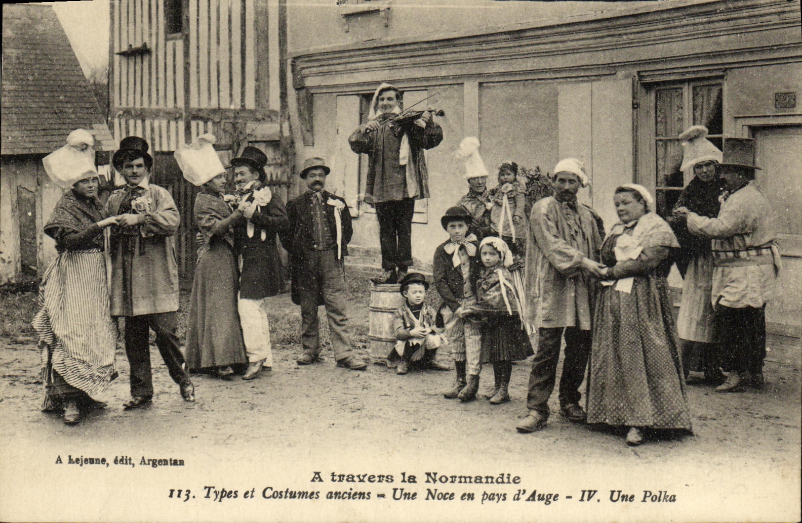 CPA A travers la Normandie Types et Costumes anciens Folklore Une noce en pays d Auge 