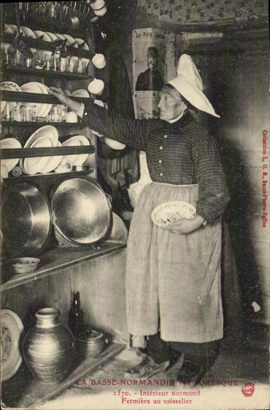 CPA La Basse Normanide Pittoresque Interieur Normand Fermiere au vaisselier 
