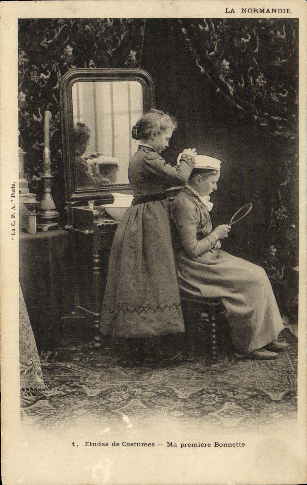 Estudios de la POSTAL de la VENDIMIA de trajes mi primer folklore de los ninos de Normandia del casquillo