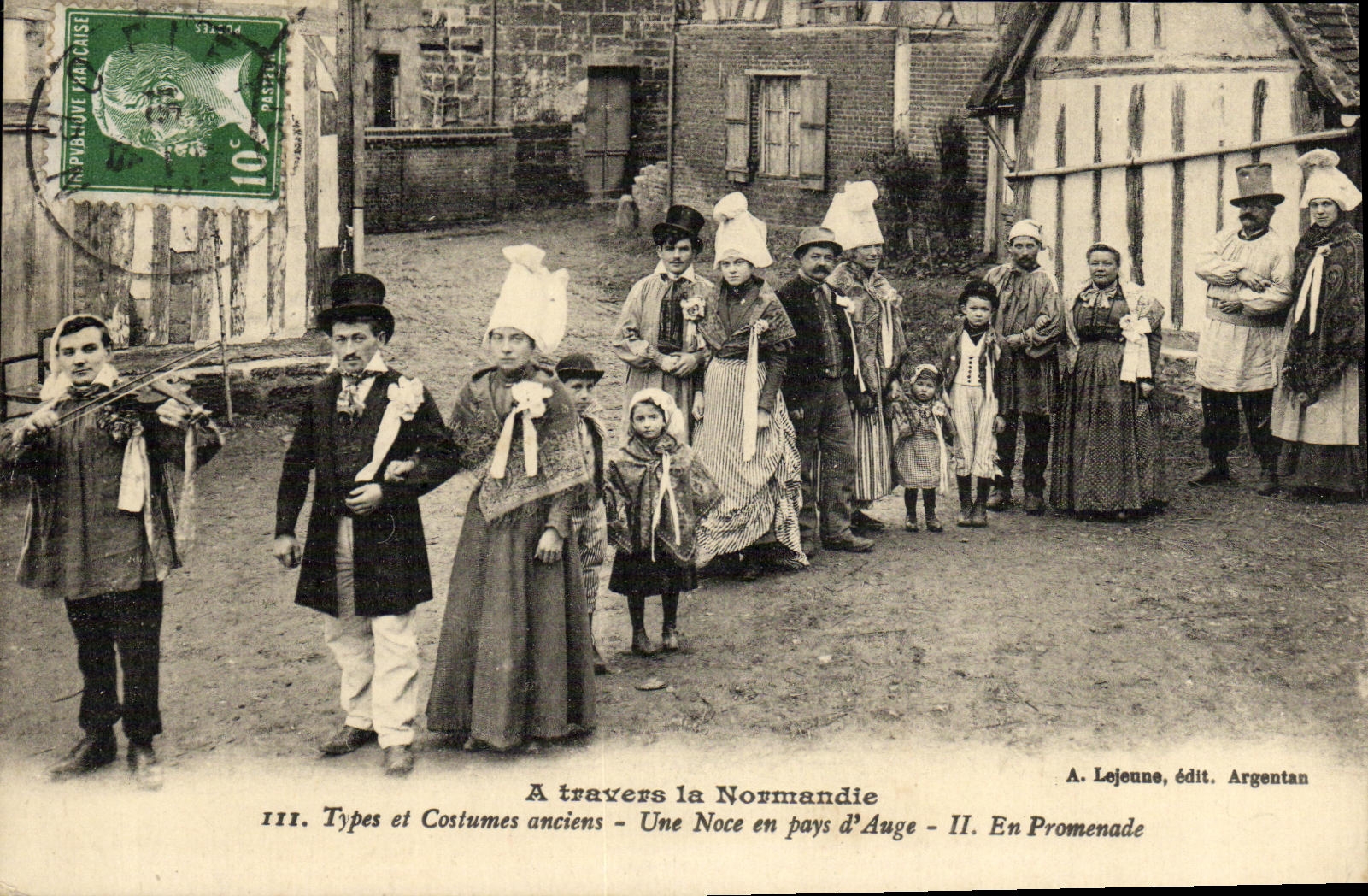 CPA A travers la Normandie Types et costumes anciens Une noce en pays d Auge Folklore 