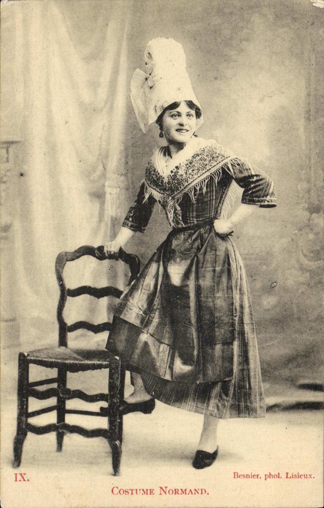 CPA Costume Normand Folklore Femme