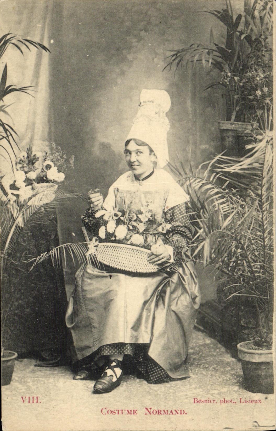 CPA Costume Normand Folklore Femme