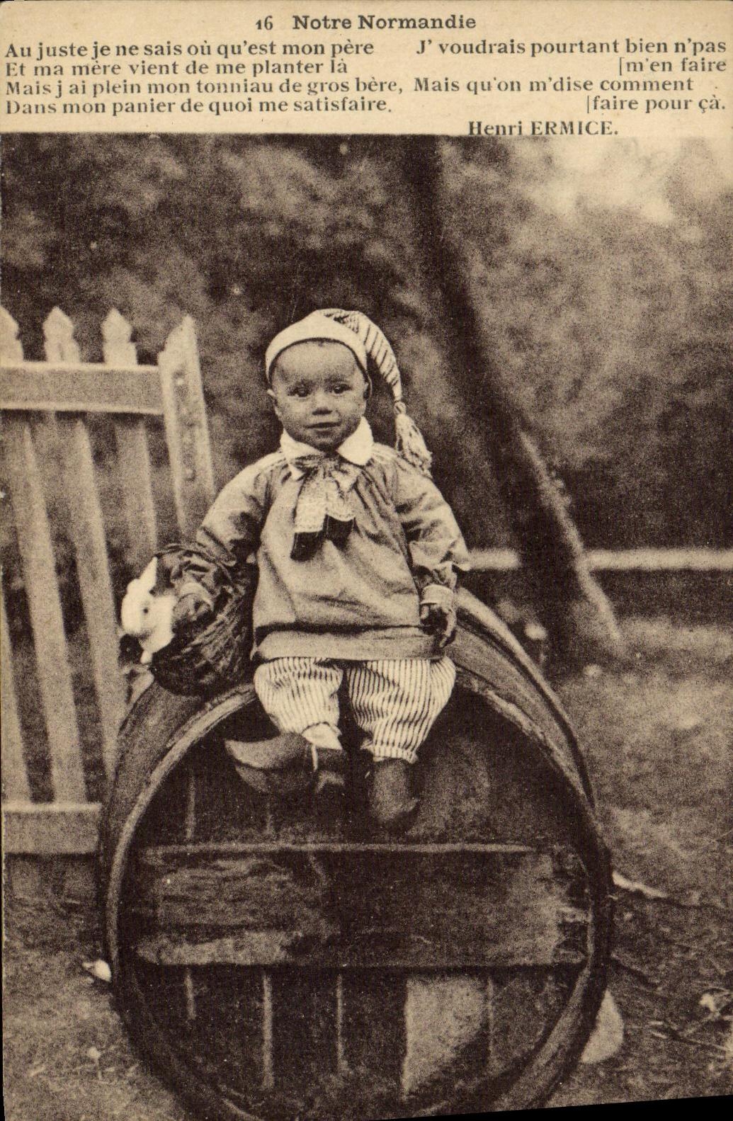 CPA Notre Normandie Enfant Folklore Lapin