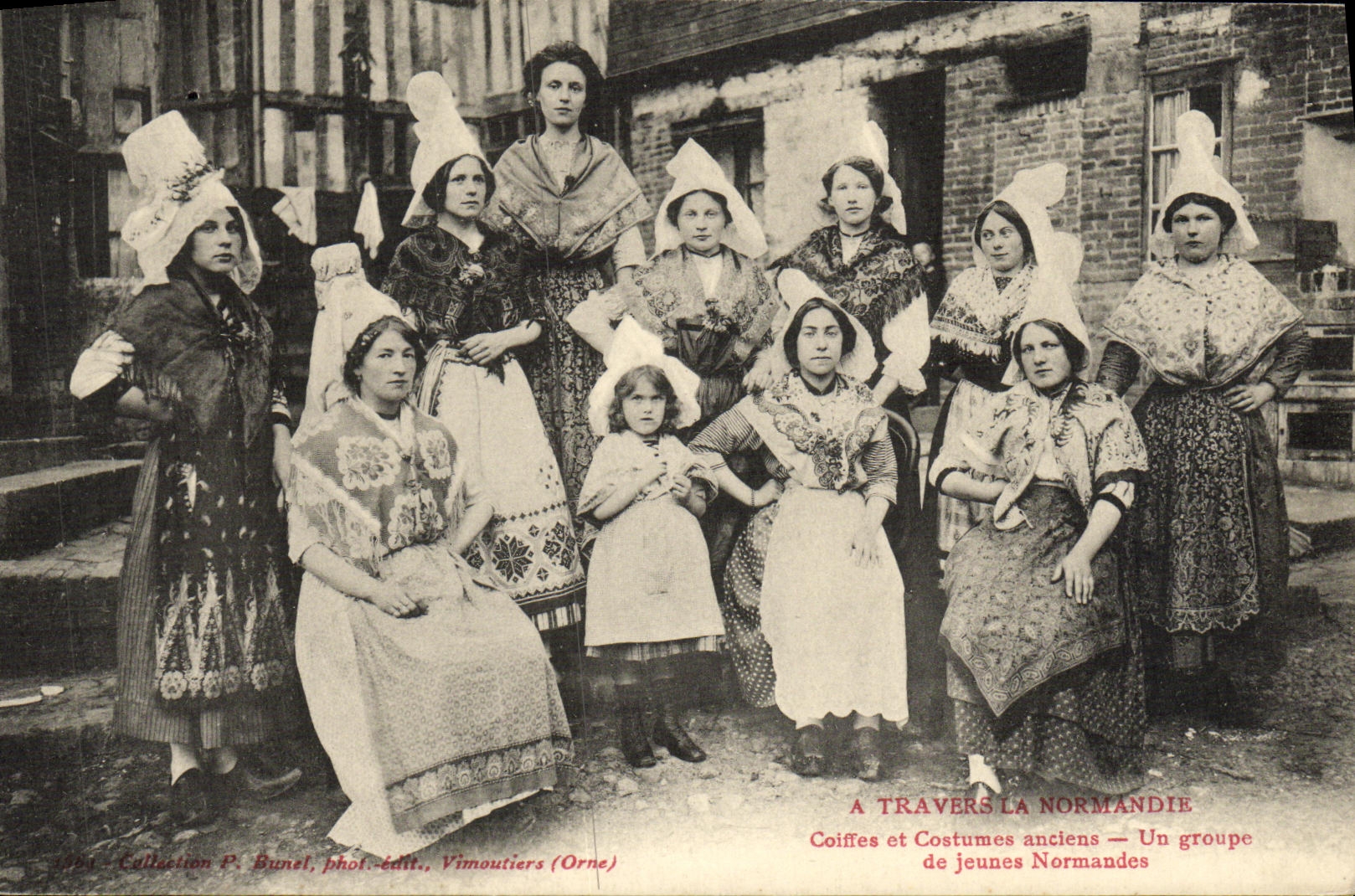 CPA Coiffes et Costumes anciens Un groupe de jeunes Normandes Folklore 