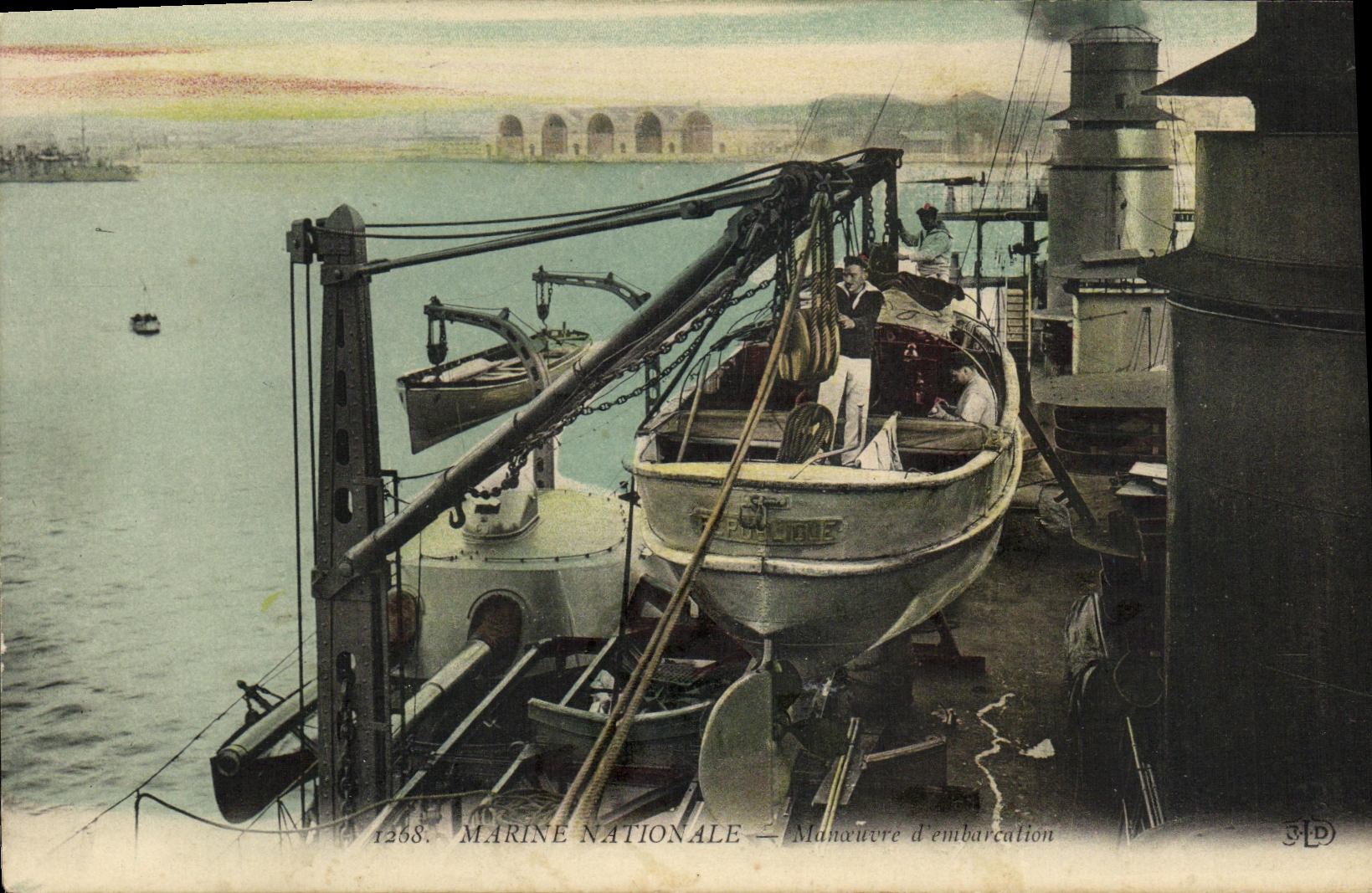 VINTAGE POSTCARD National marine Operates D mebarcation Bateau