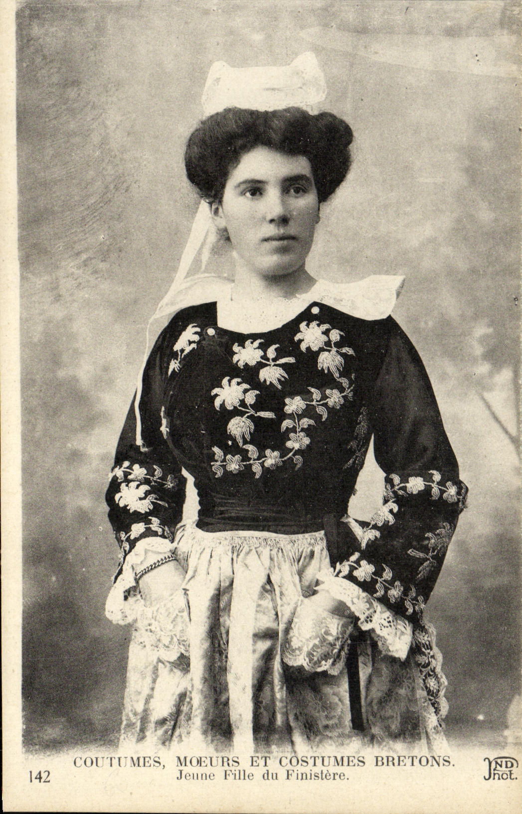 CPA Costumes Moeurs et Costumes Bretons Jeune fille du Finistere Folklore 