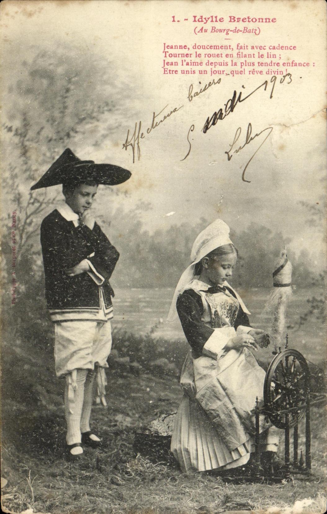 CPA Idylle Bertonne Bourg de Batz Folklore Enfants Fileuse