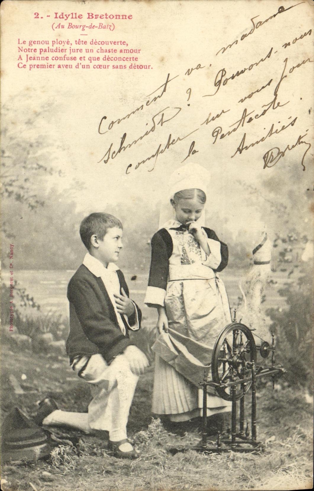 CPA Idylle Bertonne Bourg de Batz Folklore Enfants Fileuse