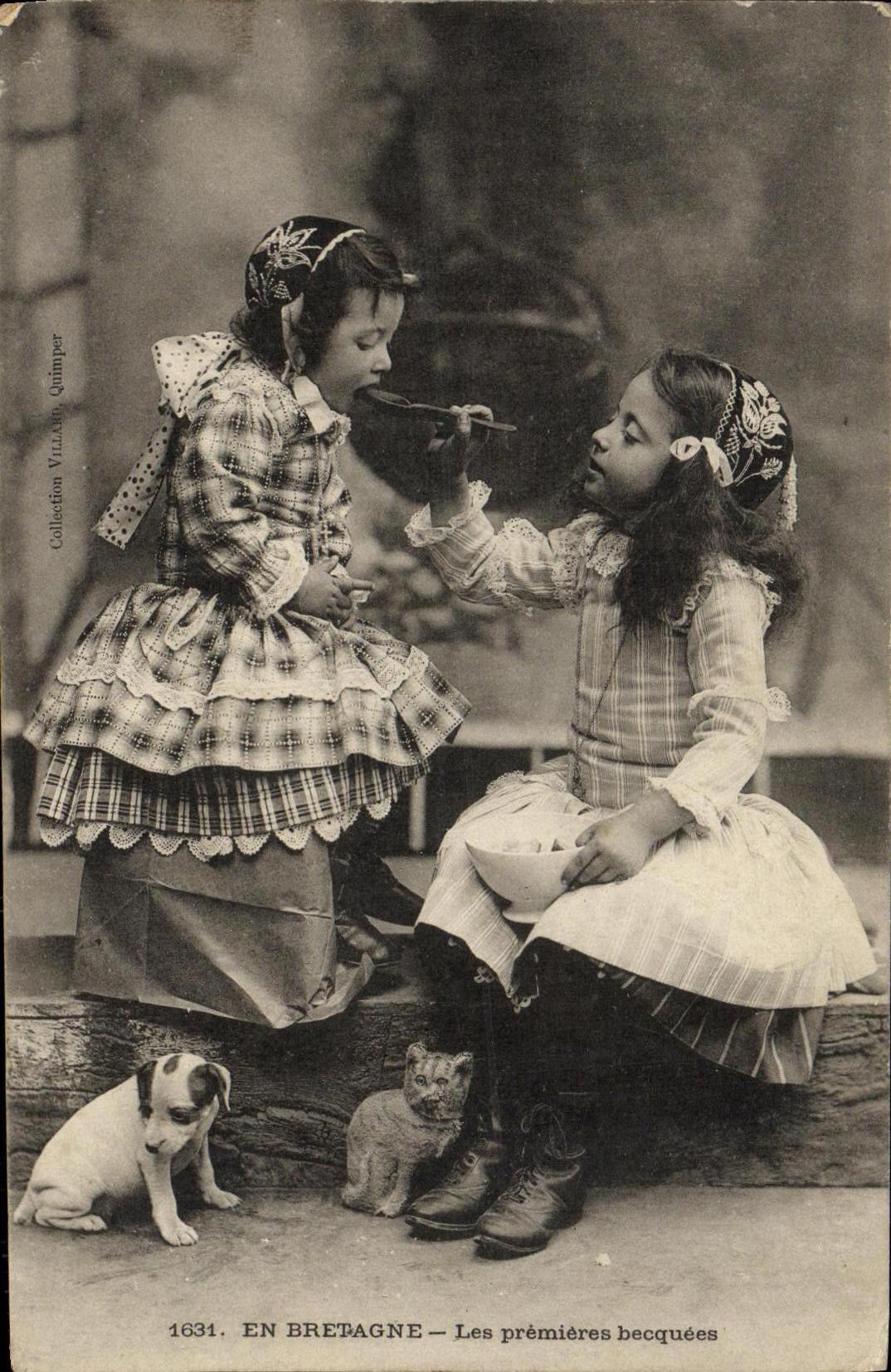 VINTAGE POSTCARD In Brittany Pemieres beakfuls Children Cat Chein Kitten