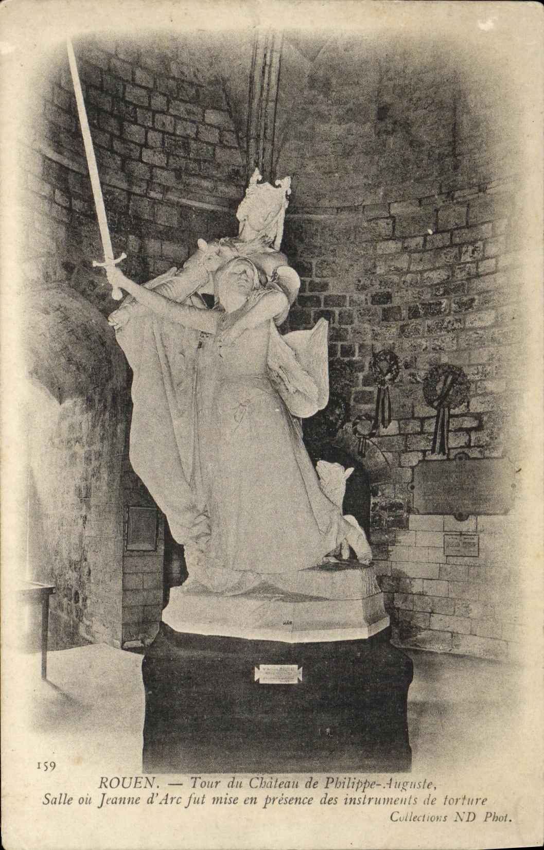 La vuelta de Ruan de la POSTAL de la VENDIMIA del castillo de la CA de Felipe Auguste Salle o de Jeanne D fue puesta en presencia de los instrumentos de la tortura