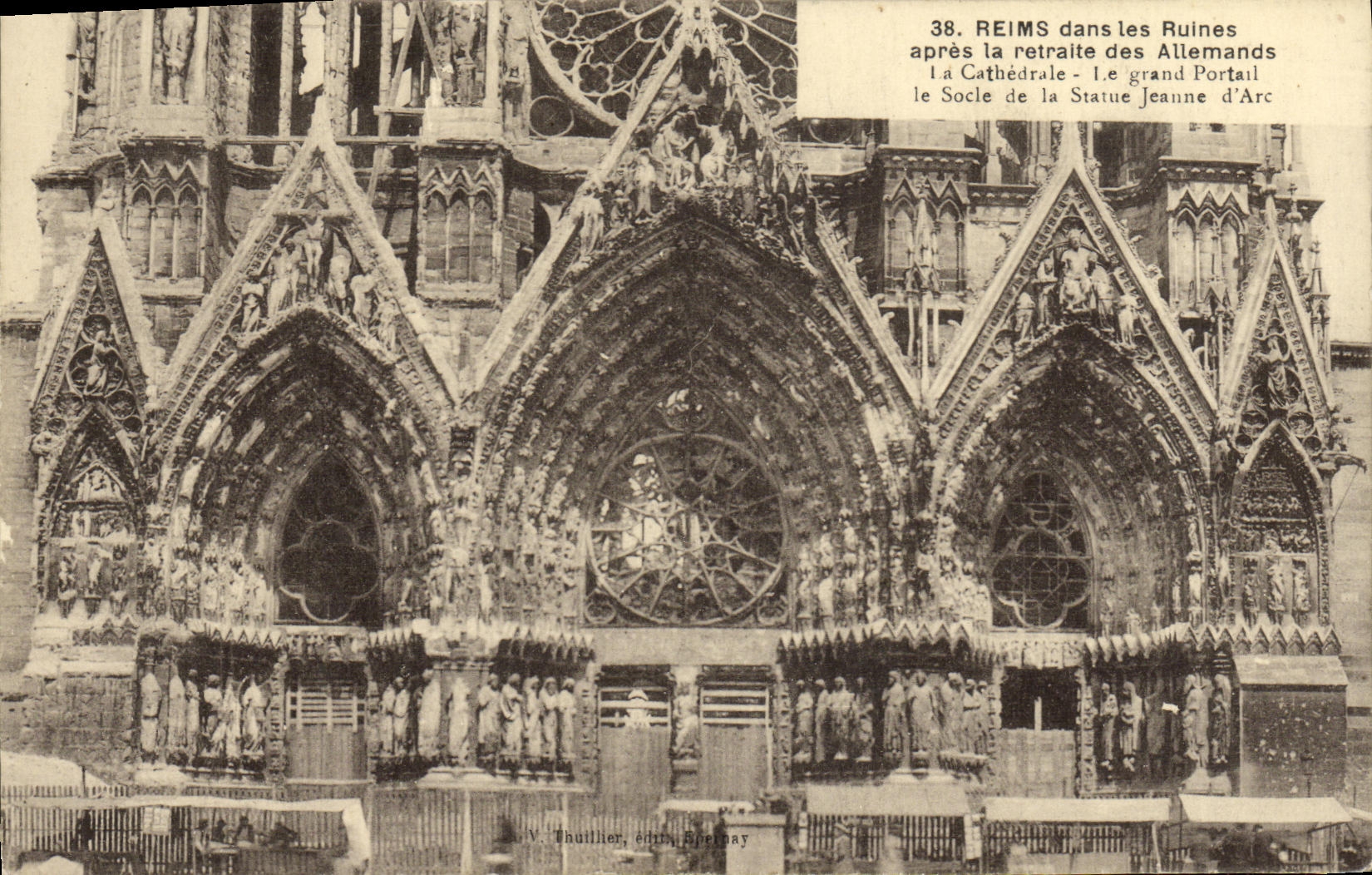 CPA Reims dans les Ruines apres la retraite des Allemands