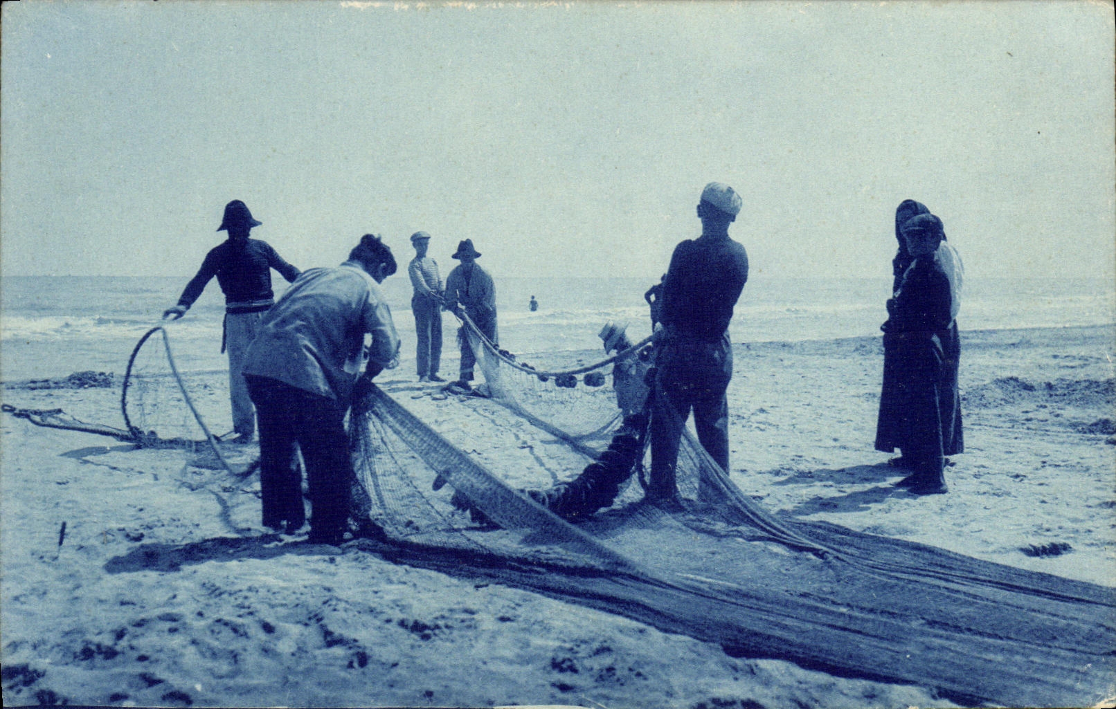 VINTAGE POSTCARD Pecheurs Fishes