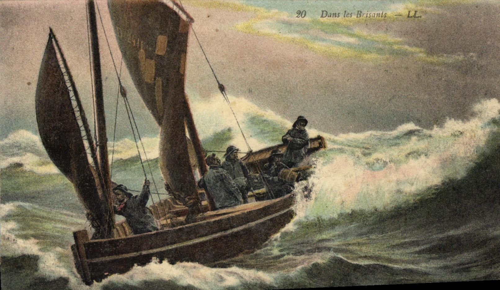 CPA Dans les Brisants Bateau