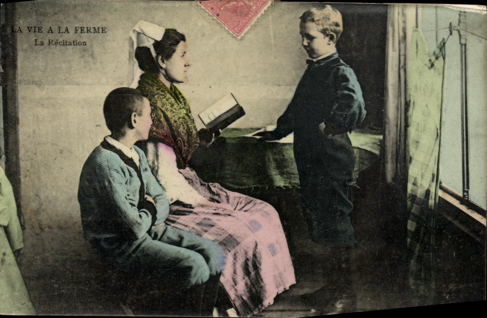 CPA A Vie a la Ferme La Recitation Femme Enfants