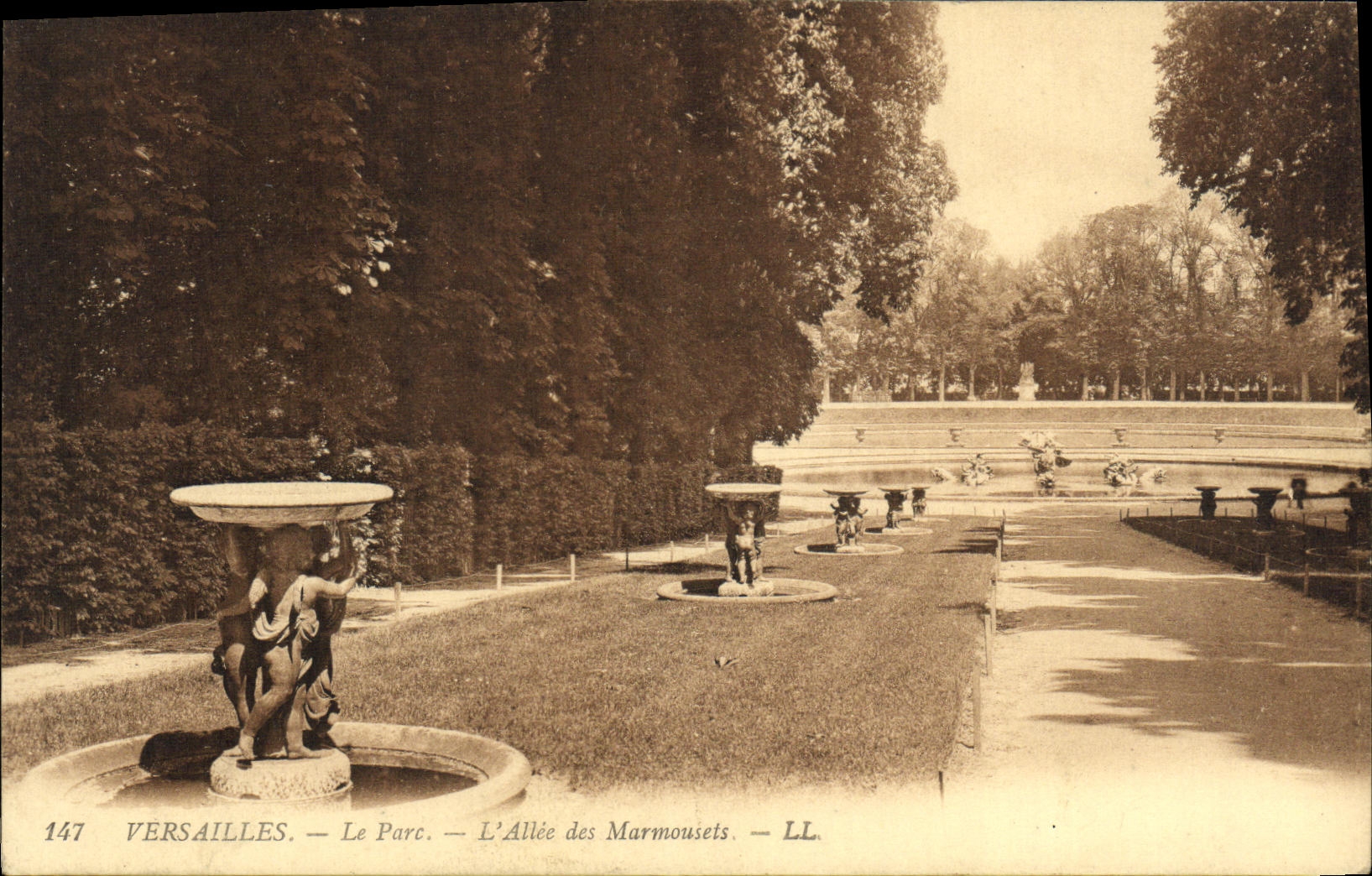 VINTAGE POSTCARD Versailles the Park L Gone of Marmousets