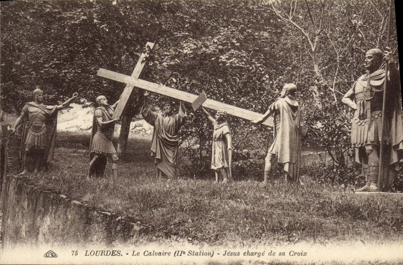 CPA Lourdes Le Calvaire Jesus charge de sa Croix