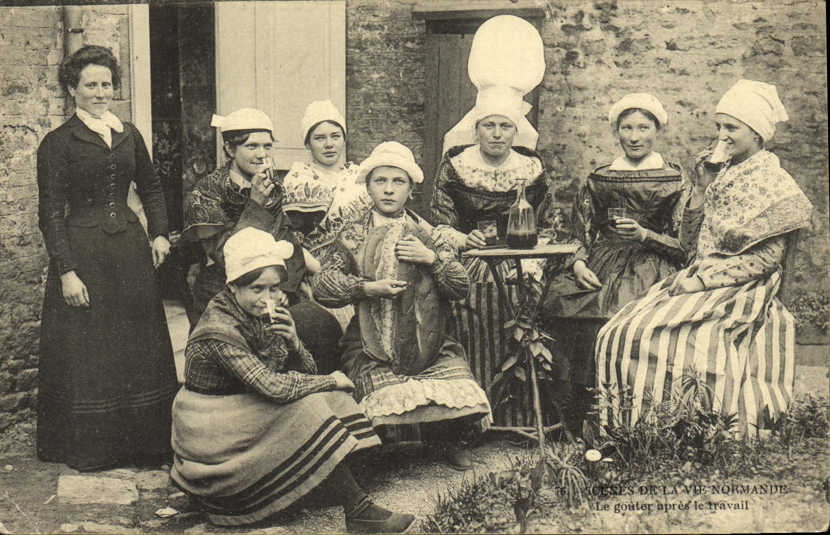 CPA La Normandie Le gouter apres le travail Folklore